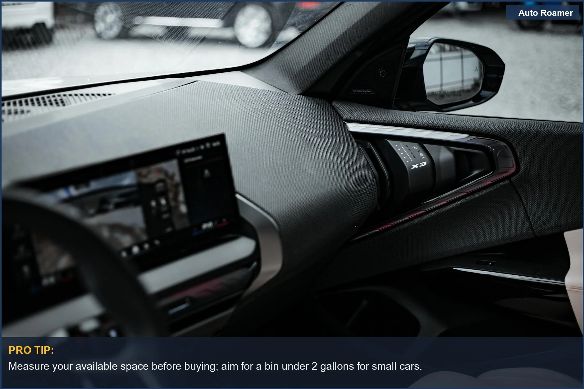 Interior de coche moderno con una papelera compacta para coche discretamente colocada cerca de la palanca de cambios.