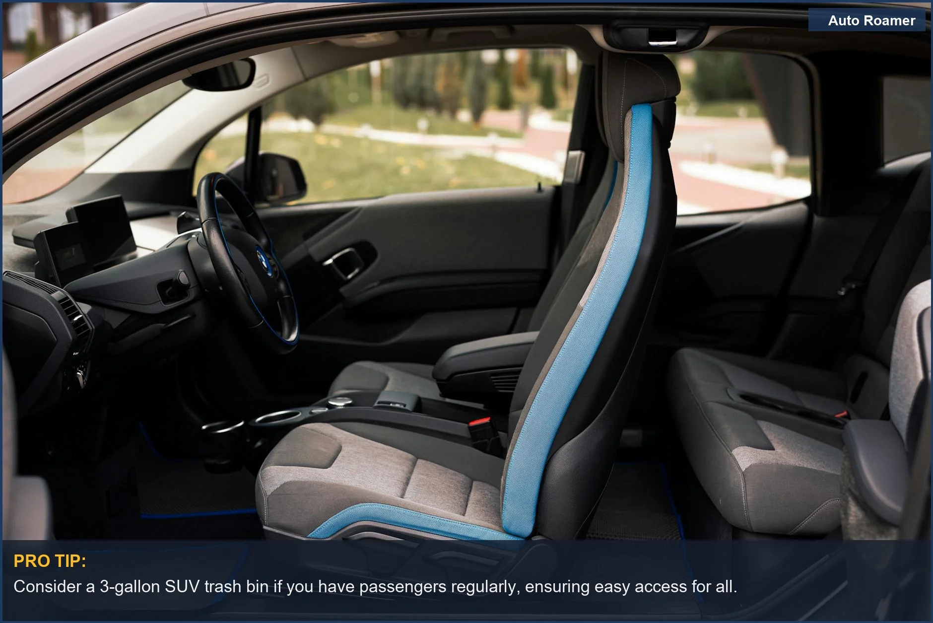 Amplio interior de SUV que muestra espacio para las piernas y una papelera de coche más grande, de 3 galones, en el suelo.