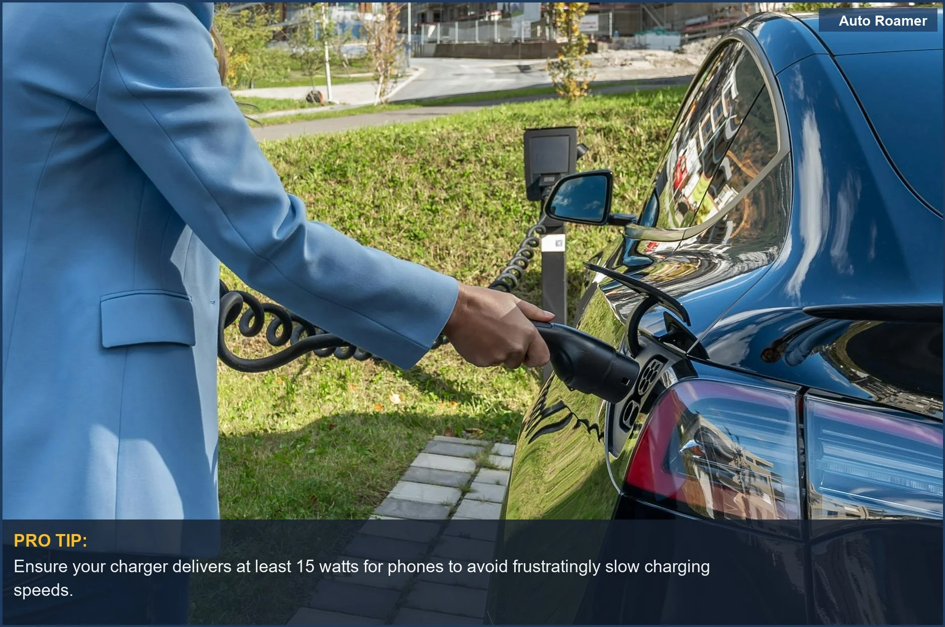 Persona enchufa un coche eléctrico a una estación de carga exterior, destacando la transición a energía verde con la potencia de carga adecuada.
