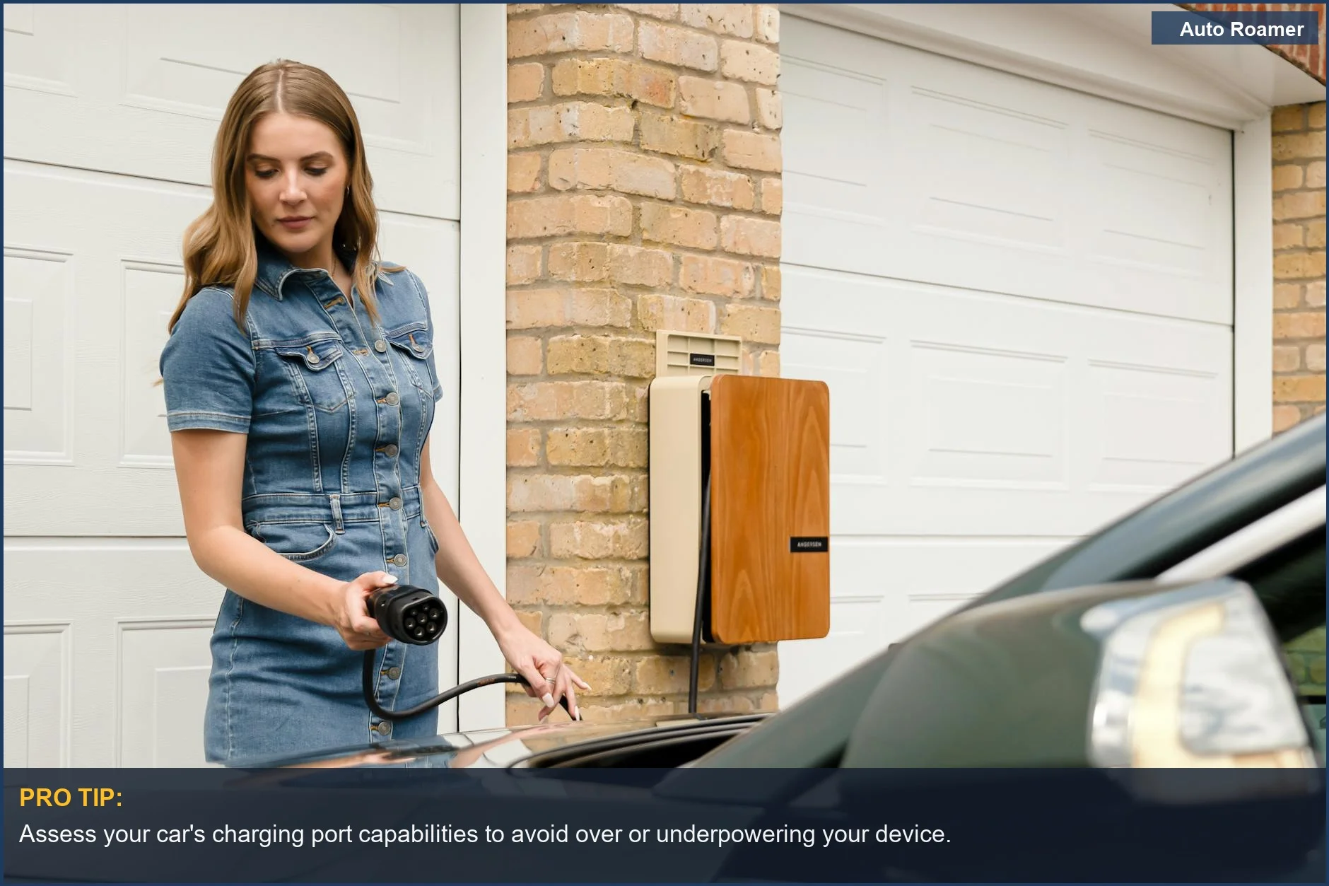 Mujer conectando un cargador de coche eléctrico en una estación de carga doméstica, ilustrando las necesidades de carga del dispositivo.
