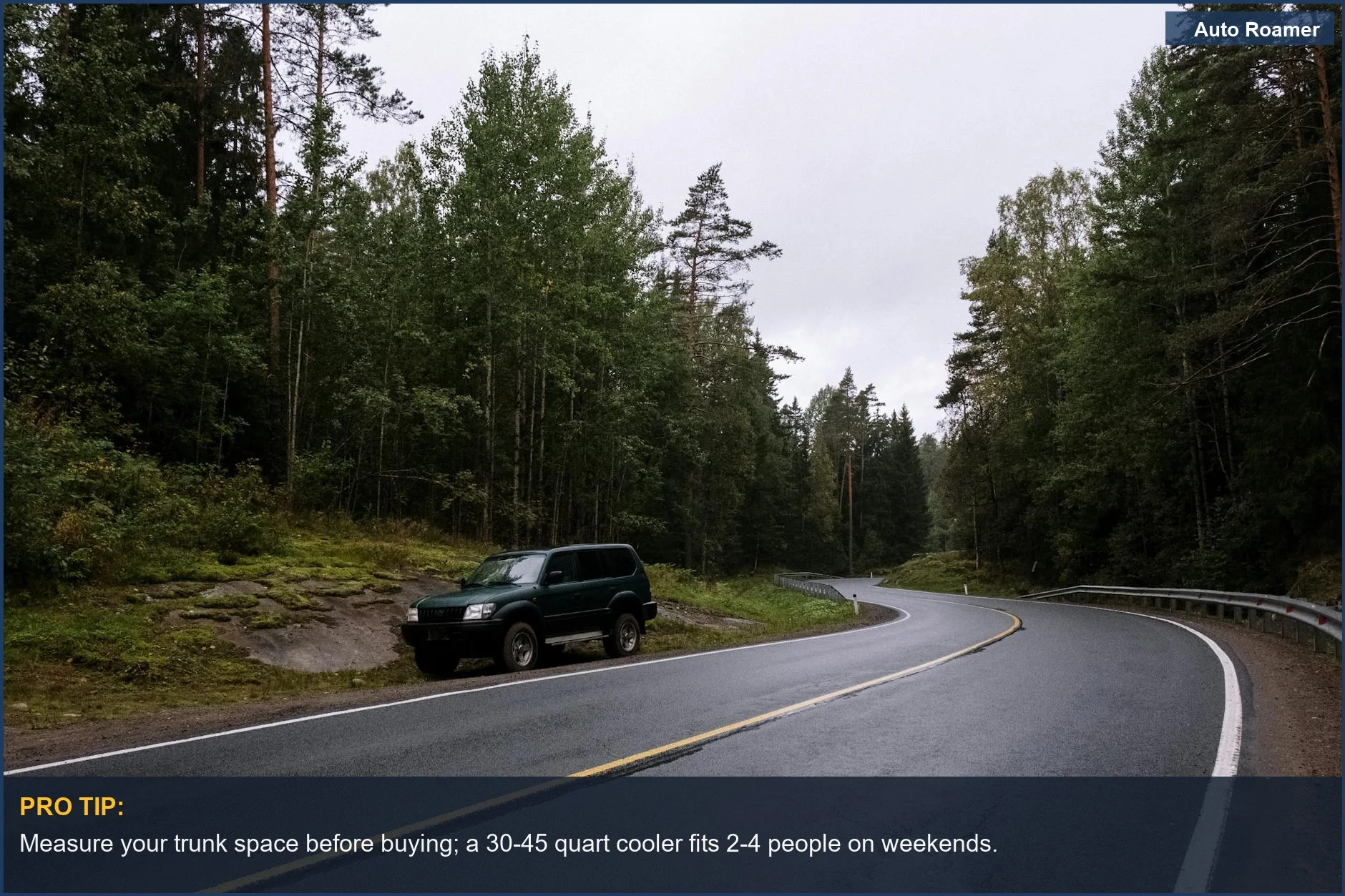 SUV estacionado entre exuberantes bosques, destacando la importancia del espacio del vehículo para las neveras de viaje por carretera.