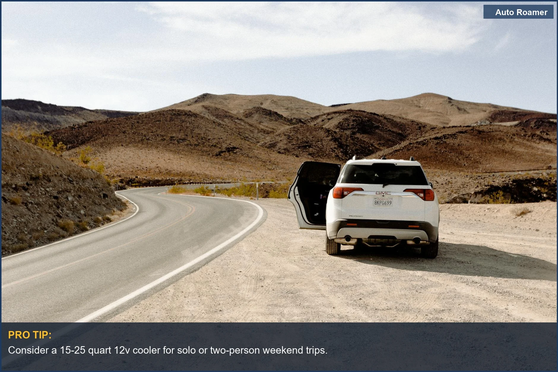 SUV blanco en una carretera desértica sinuosa, perfecto para visualizar las necesidades de capacidad de la nevera en un viaje por carretera.