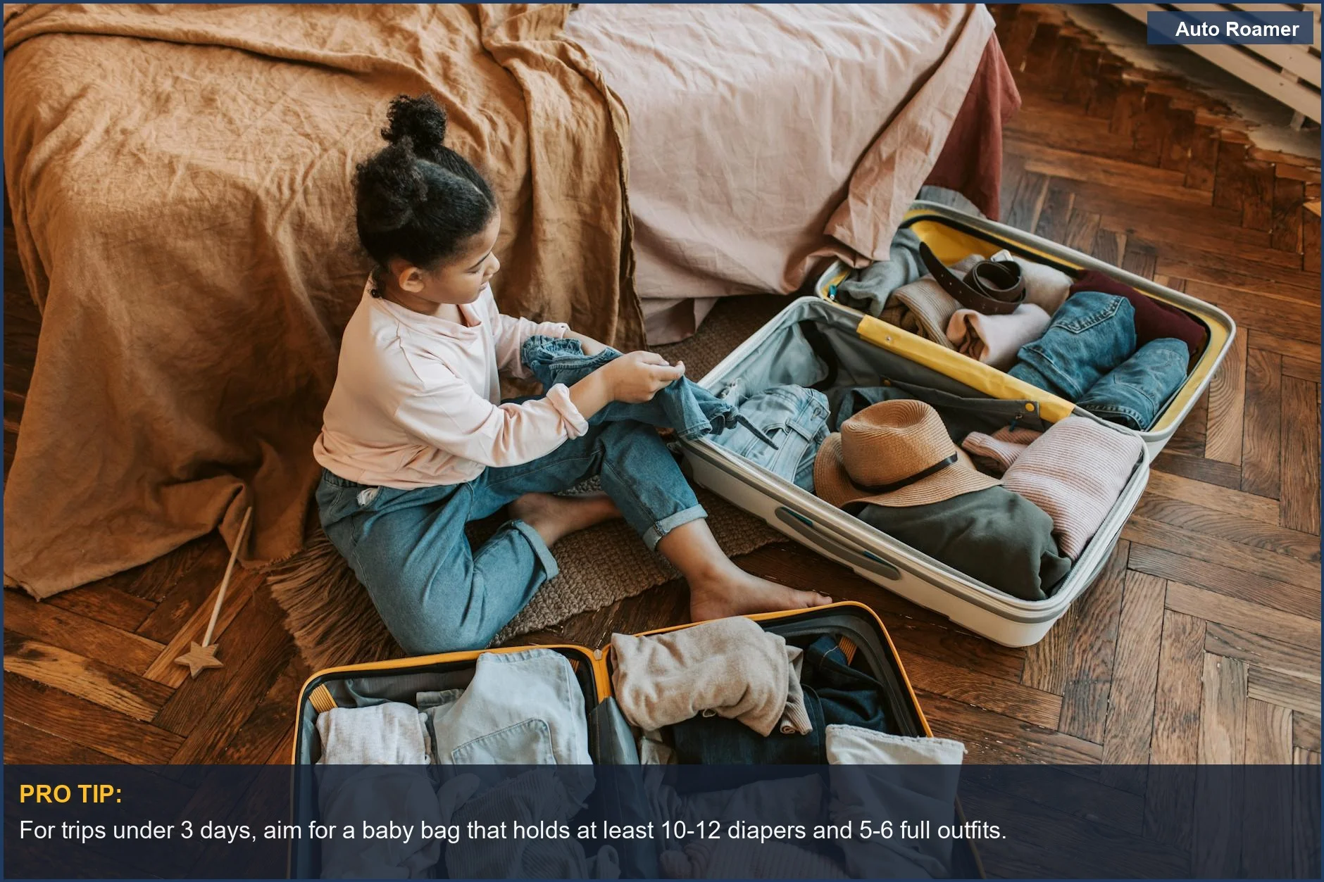 Un niño pequeño se sienta emocionado en una cama, empacando una maleta y aprendiendo qué tan grande debe ser un bolso de bebé para viajes familiares.