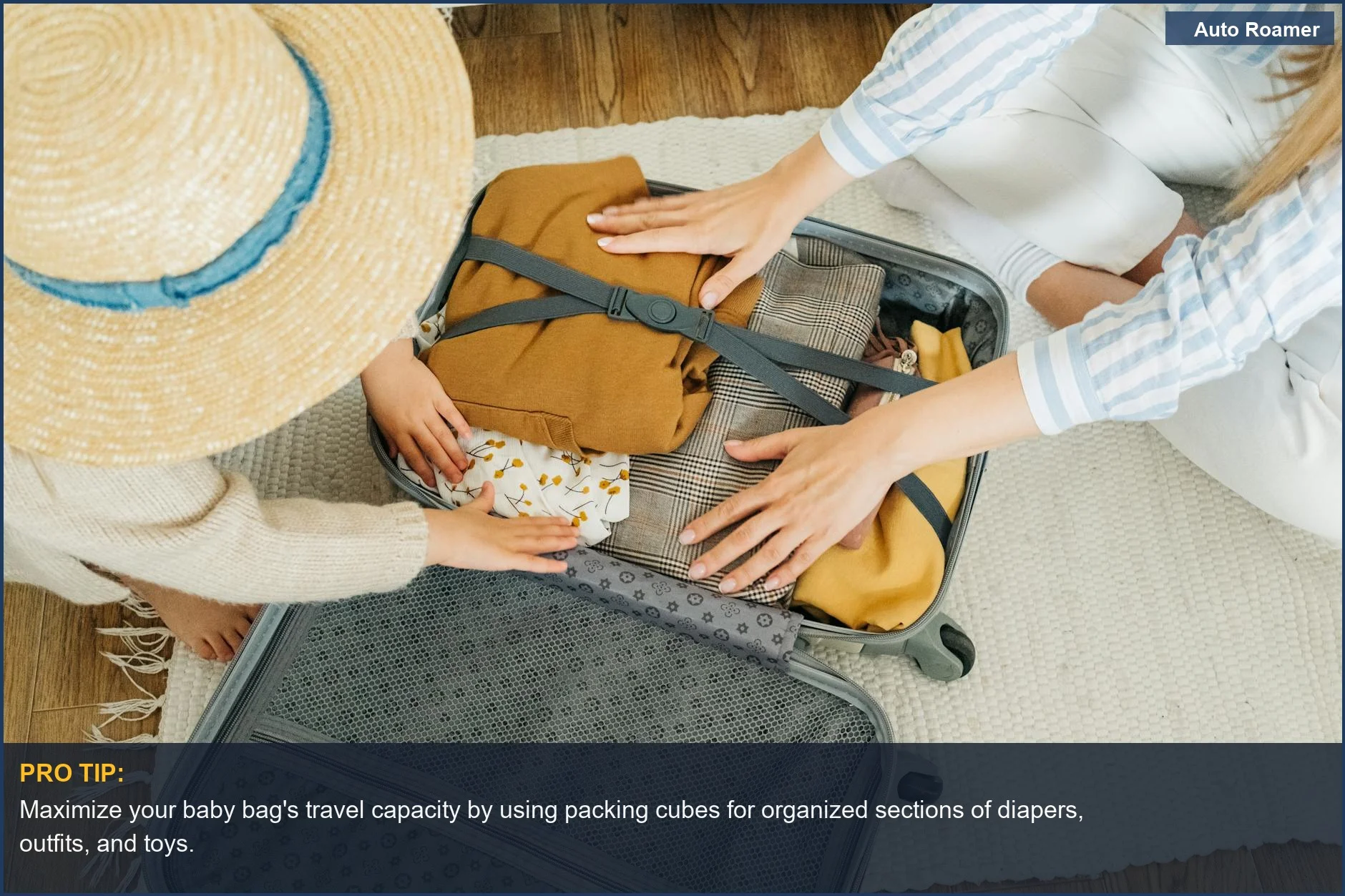 Mamá y niño empacan cuidadosamente ropa en una maleta grande, planeando los elementos esenciales de las vacaciones para una guía de tamaño de bolso de bebé.