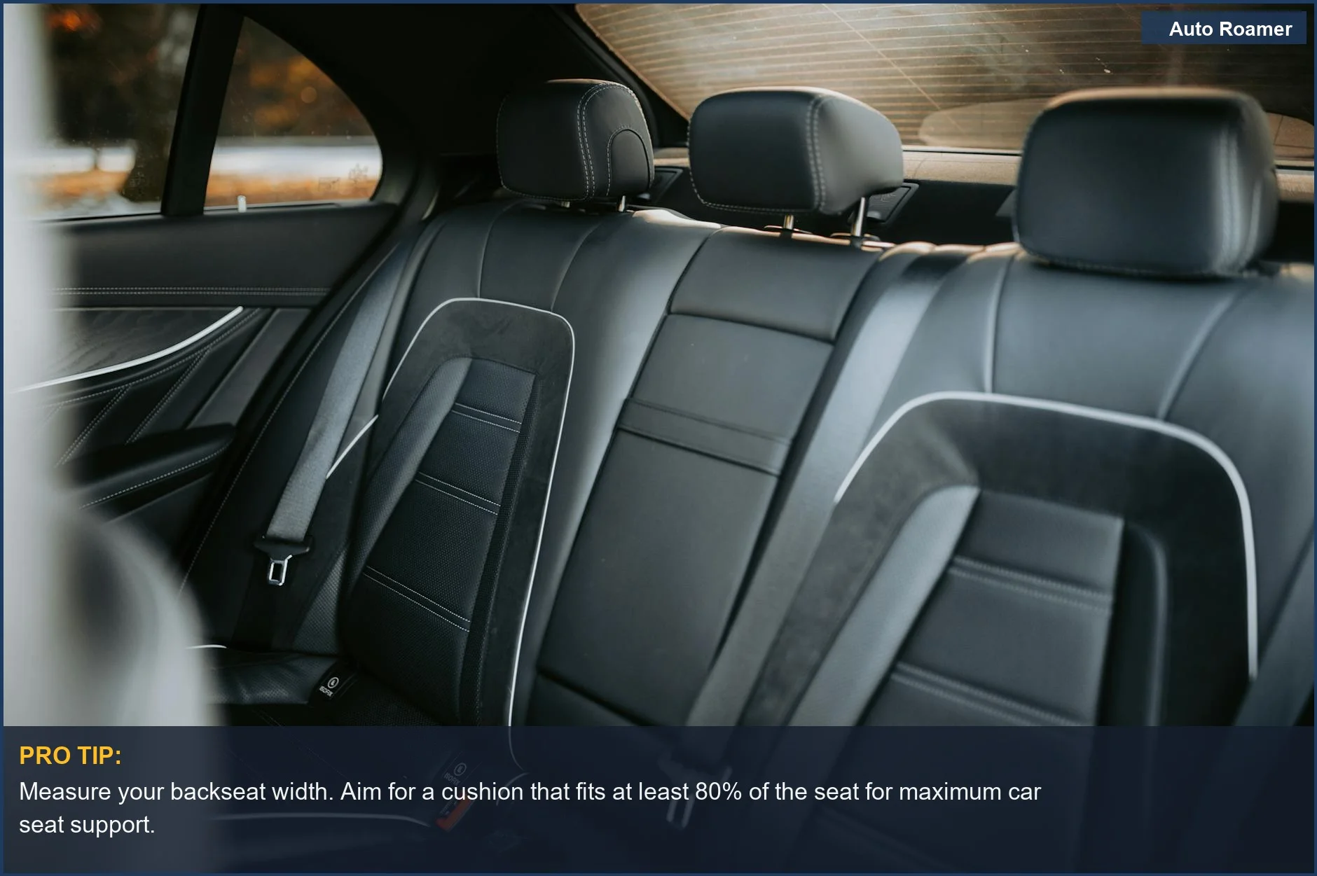 Diseño espacioso y lujoso de asiento trasero de un elegante interior de coche de cuero negro para cojín de viaje.