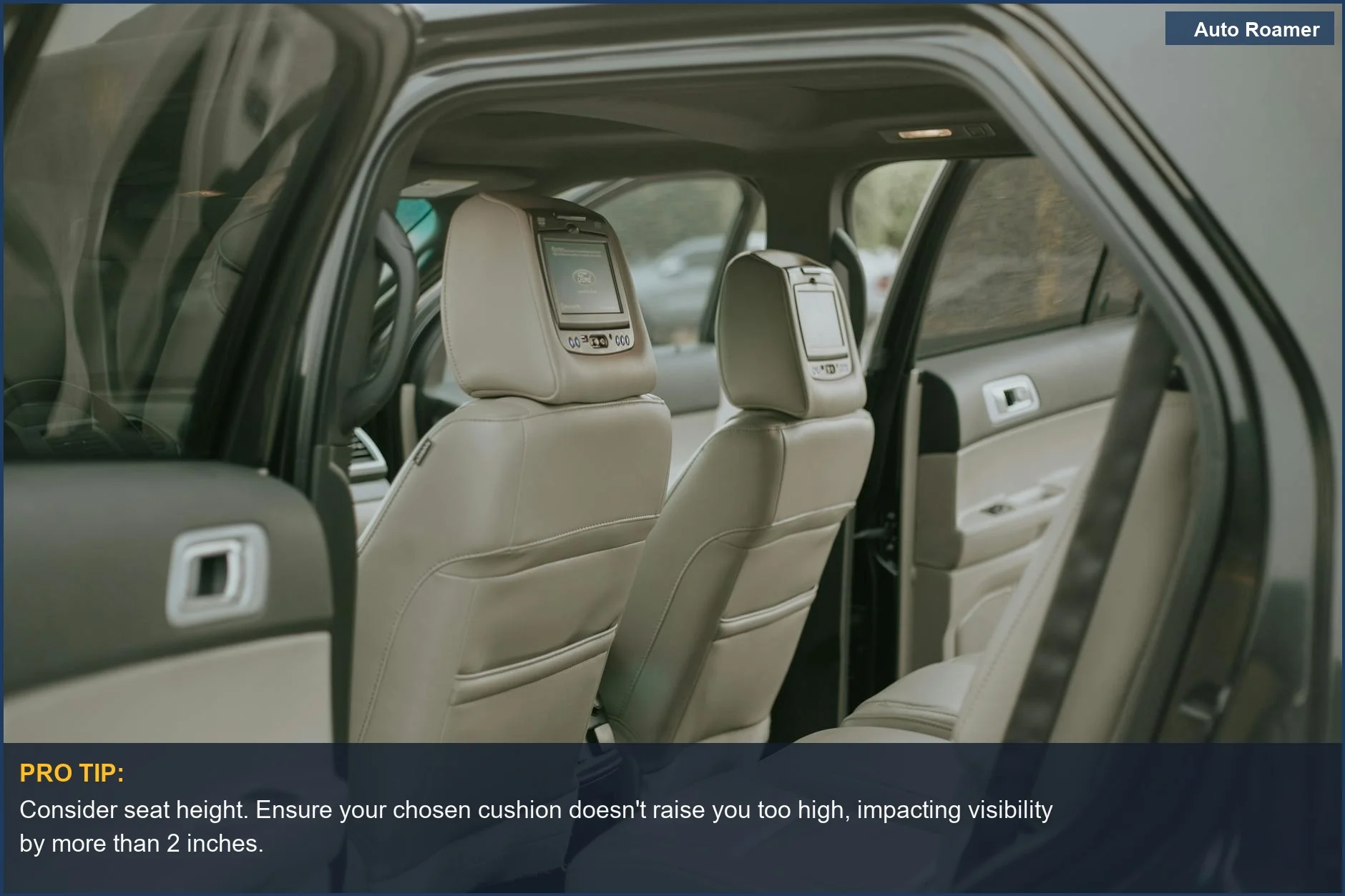 Elegante interior de coche moderno con lujosos asientos de cuero y pantallas integradas para una mejor experiencia con cojín de viaje.