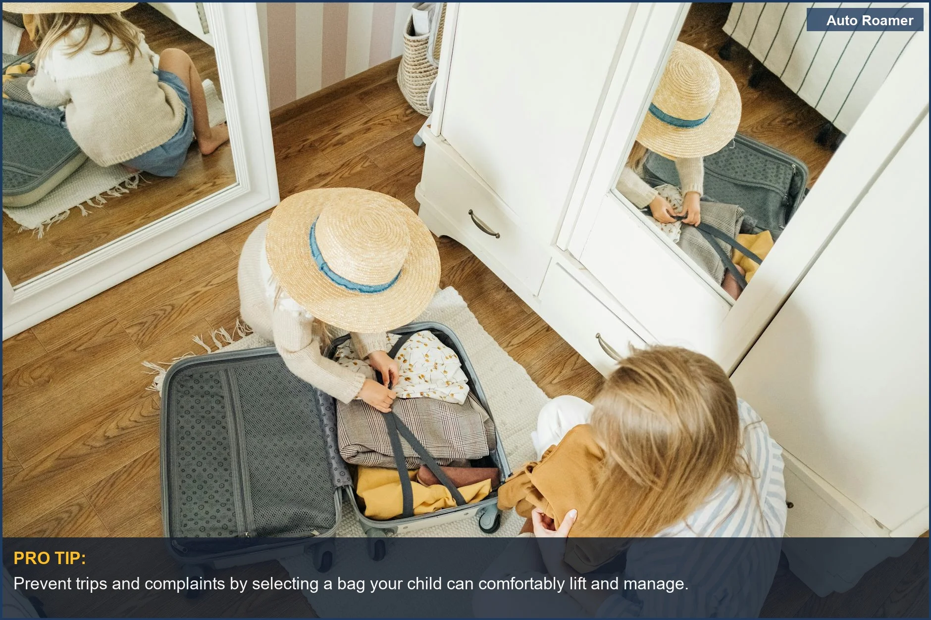 Madre ayuda a su hijo a empacar una maleta, preparándose para un viaje de verano con bolsas de viaje para niños.