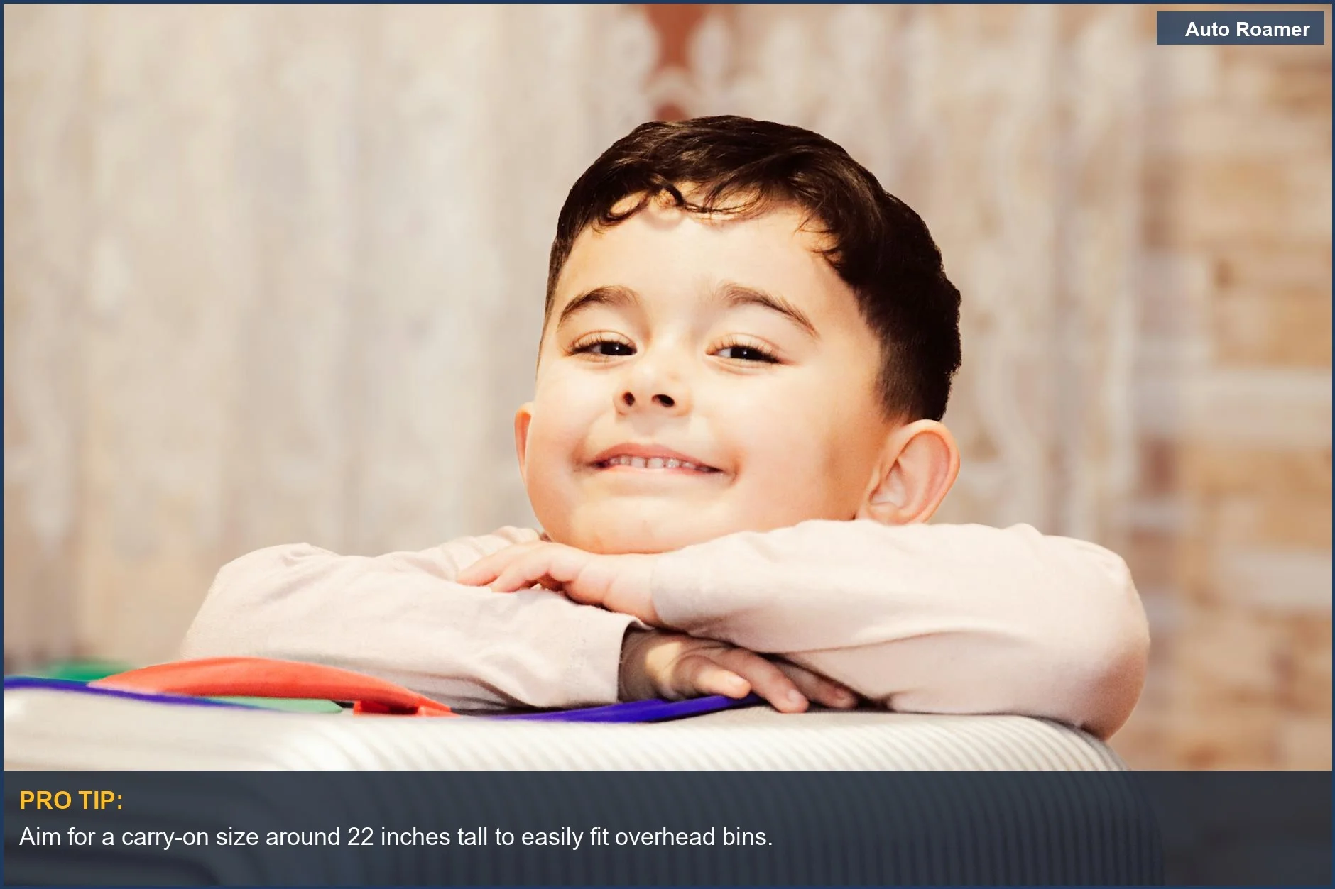 Niño feliz apoyado en una maleta de tamaño de equipaje de mano, listo para la aventura y el viaje.