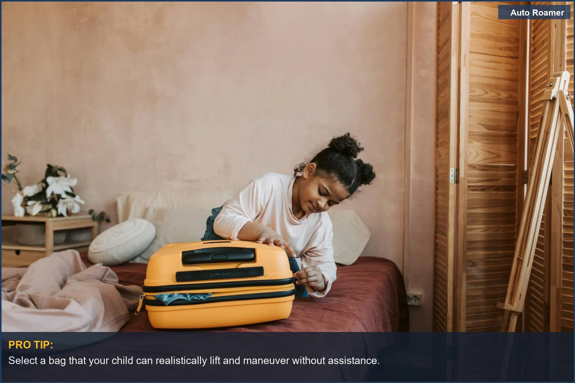 Niña empaca una maleta amarilla brillante en una cama, emocionada por viajar.