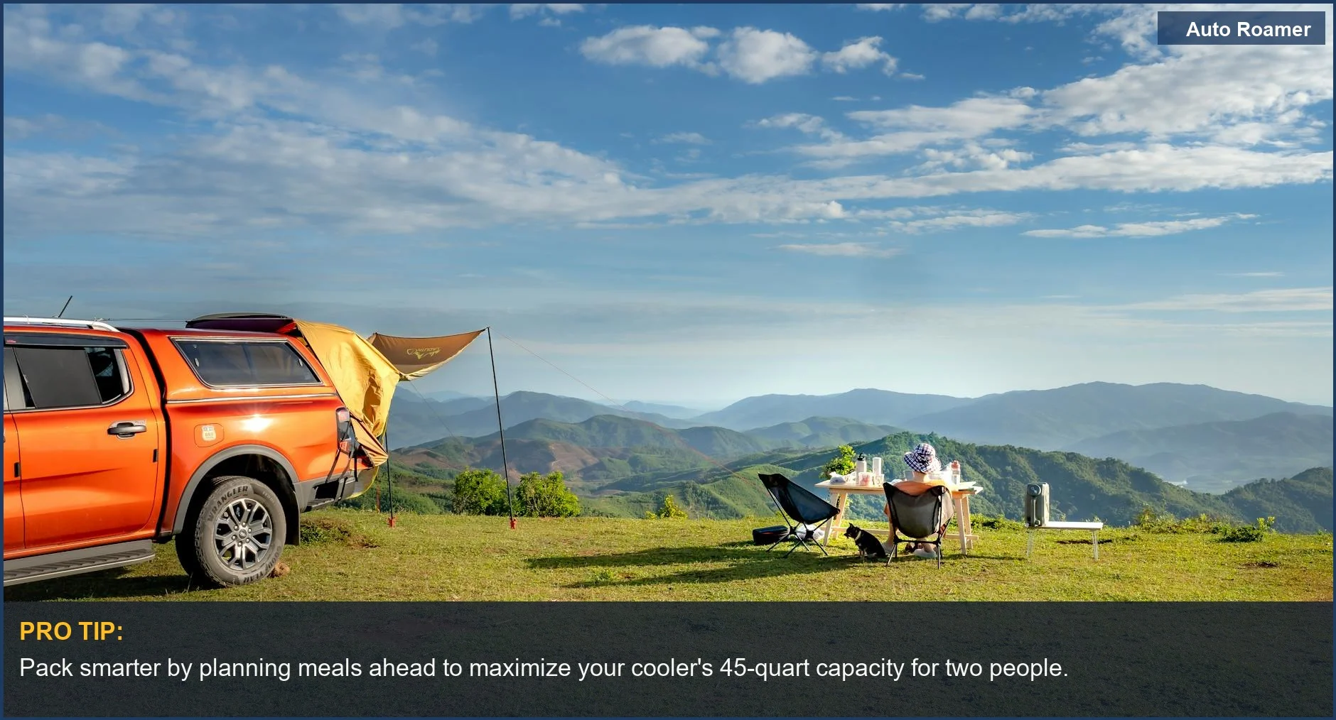 Configuración de camping en coche con una camioneta naranja y vista a la montaña, que demuestra la capacidad óptima de la nevera para un viaje de fin de semana.