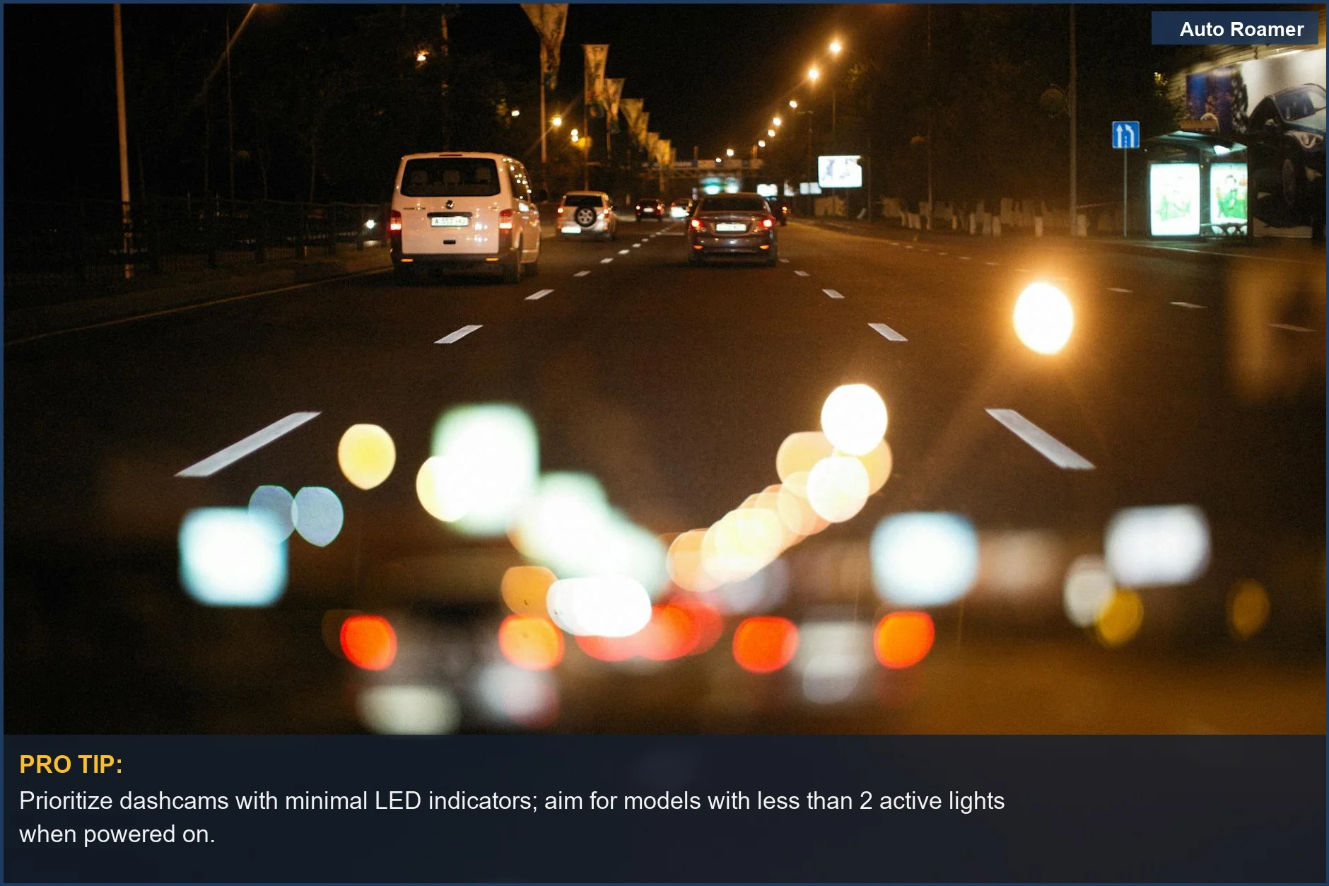 Las funciones ocultas de la dashcam son cruciales para las cámaras de seguridad de acampada nocturna en coche, integrándose en el bokeh de la ciudad.