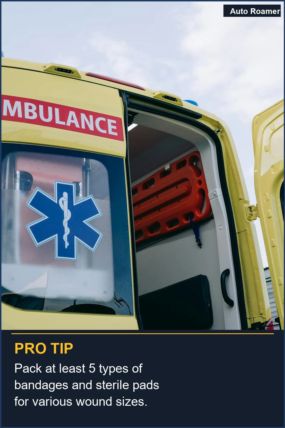 Empaca al menos 5 tipos de vendas y gasas estériles para diversos tamaños de heridas.