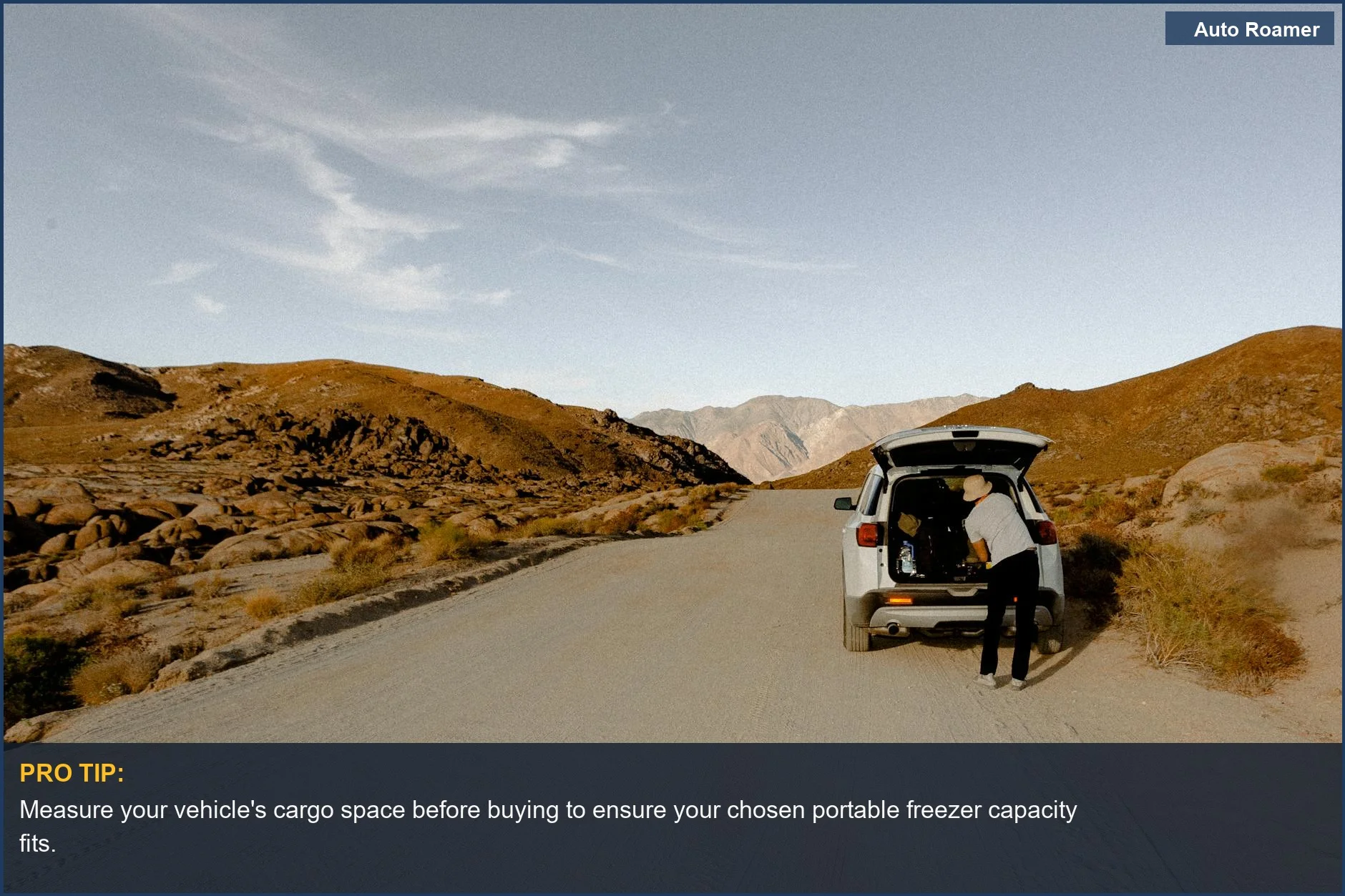 Organizando una nevera de 12v y equipo de camping en un SUV para un viaje por carretera por el desierto.