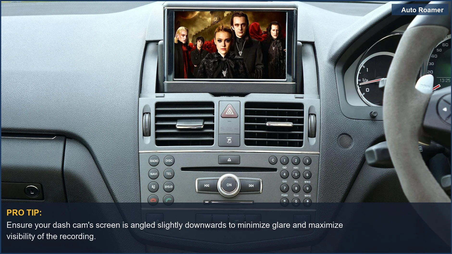 Pantalla de la dash cam Cobra SC 250R 4K Dual View mostrando vídeo de alta definición en el salpicadero de un coche moderno.