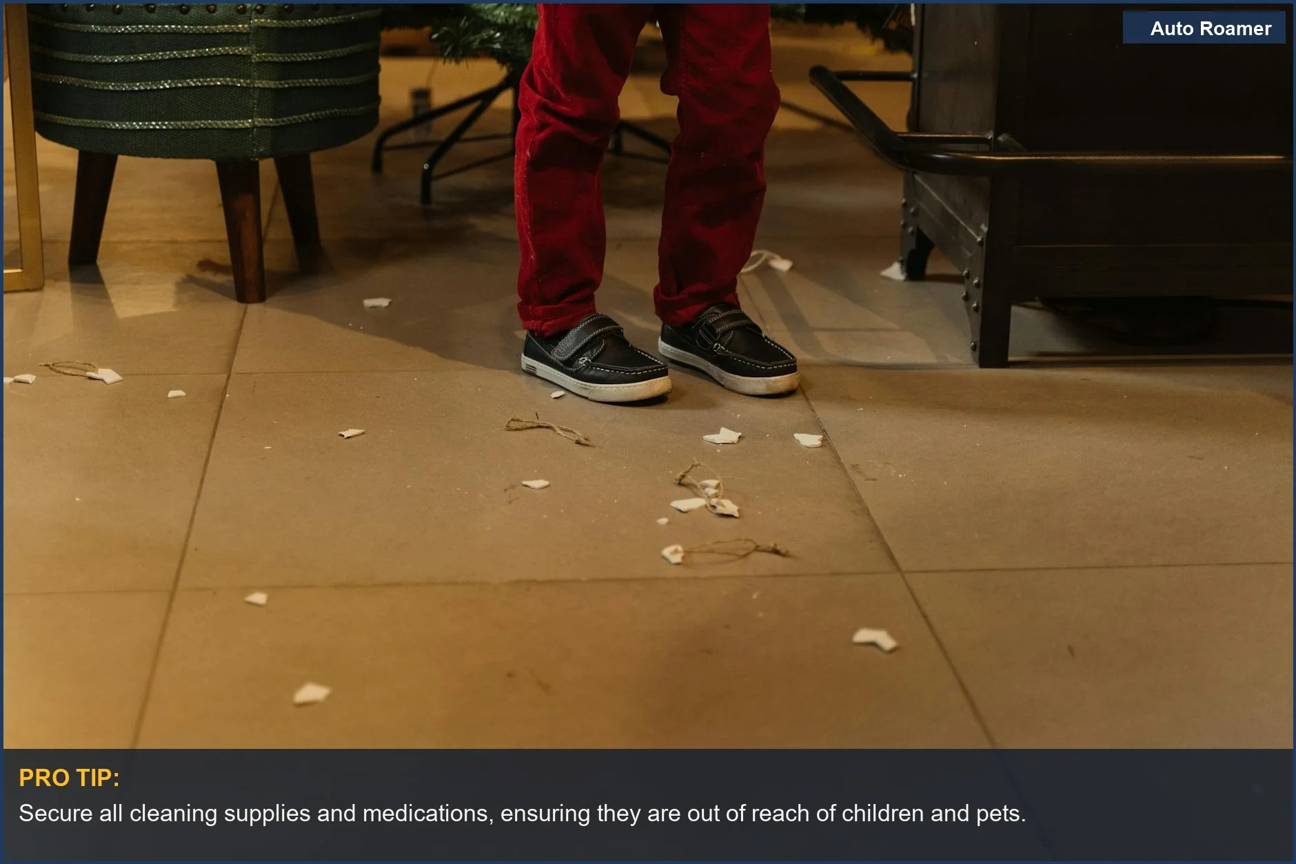 Niño en una habitación con escombros esparcidos, ilustrando riesgos de accidentes en interiores y desorden.