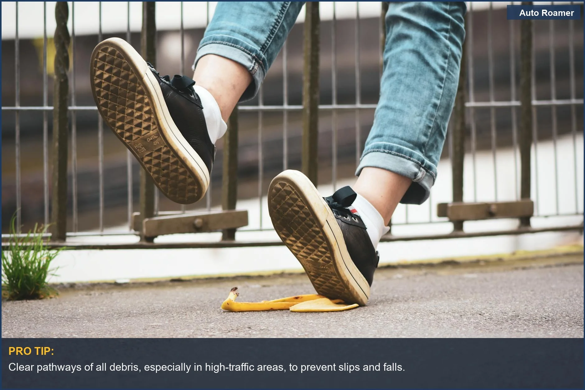 Prevención de accidentes residenciales: Persona resbalando en una cáscara de plátano en una calle, destacando peligros comunes de tropiezo.