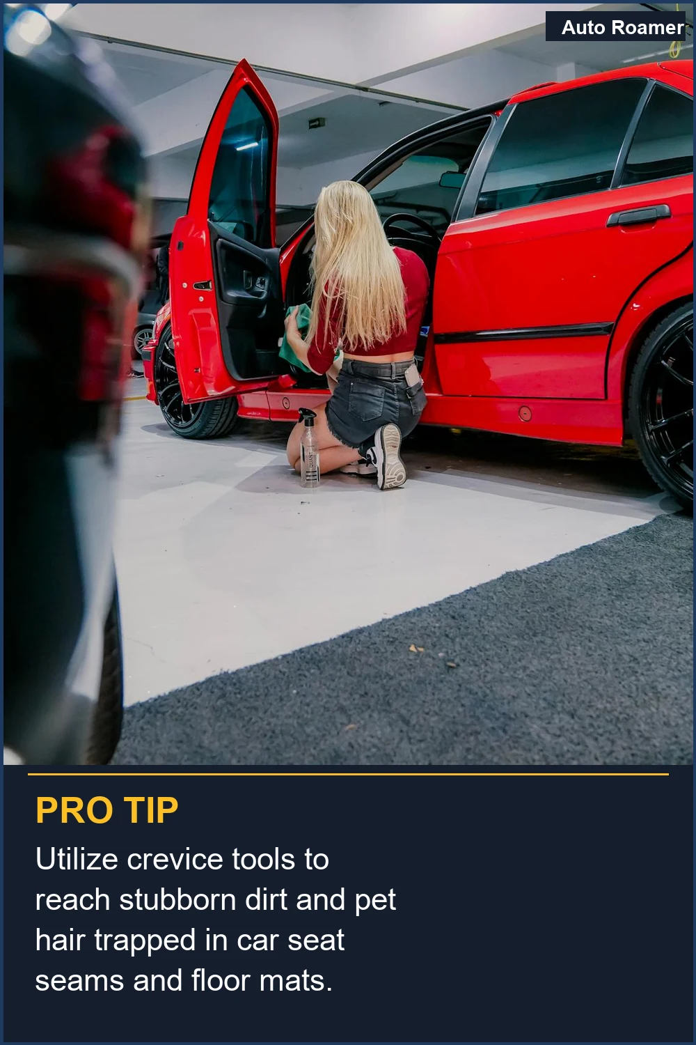 Utiliza herramientas para ranuras para llegar a la suciedad rebelde y al pelo de mascota atrapados en las costuras de los asientos del coche y las alfombrillas.