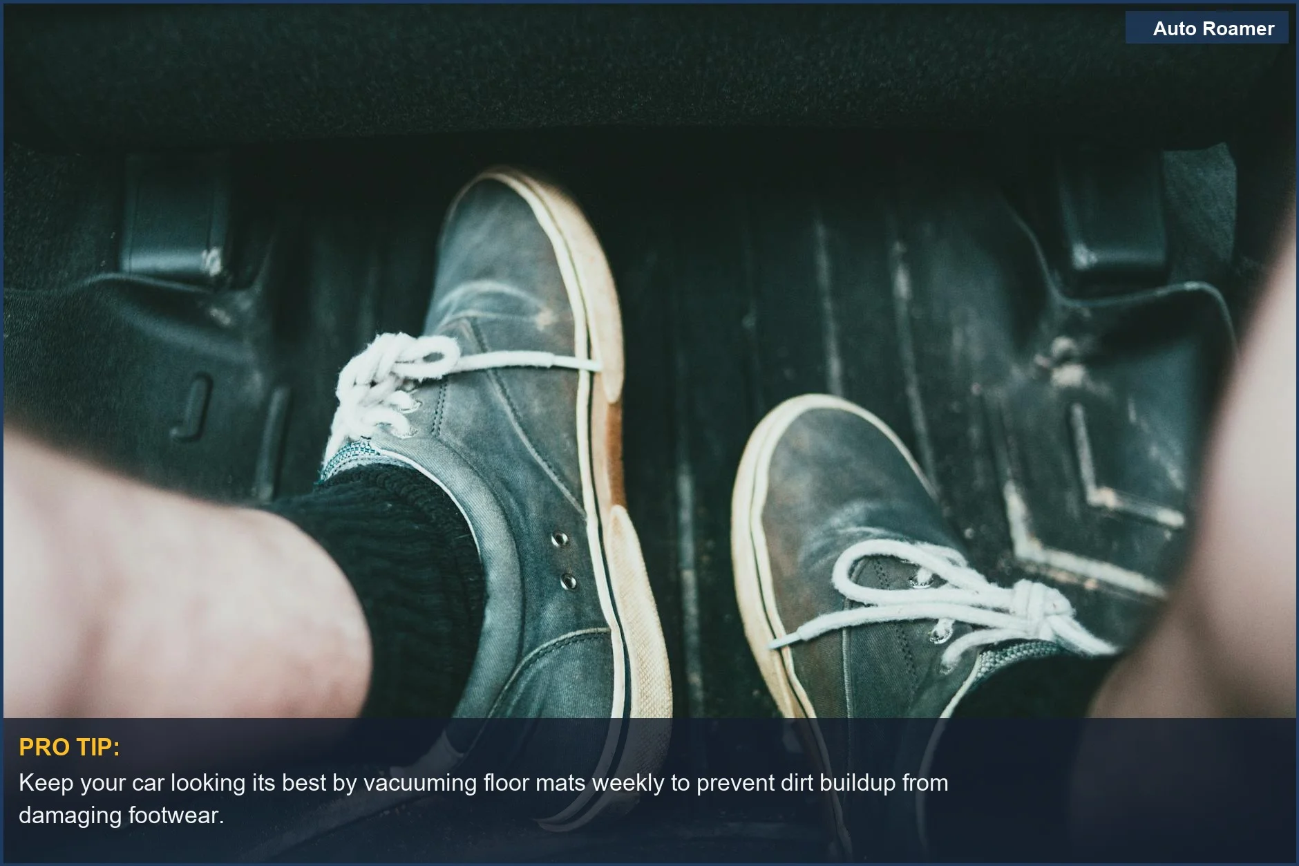 Zapatillas informales apoyadas en la alfombrilla de un coche, ilustrando un interior limpio después de aspirar.