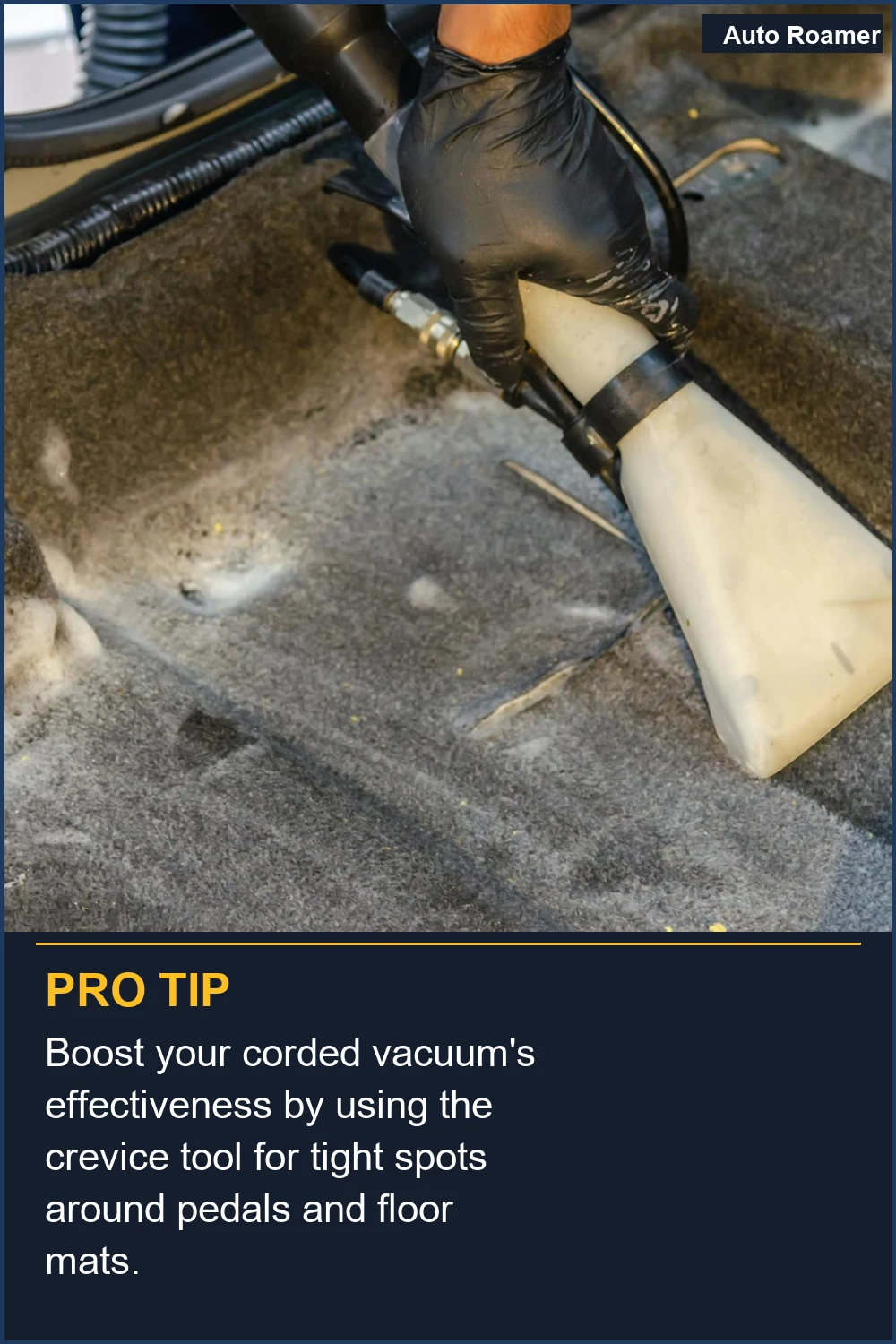 Mejora la efectividad de tu aspirador con cable usando la boquilla para ranuras en los lugares estrechos alrededor de los pedales y las alfombrillas.