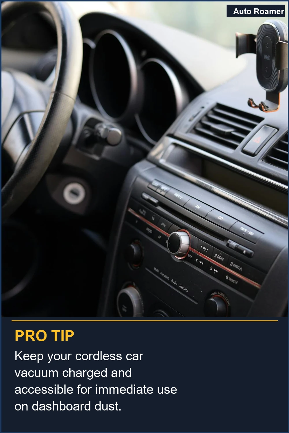 Mantén tu aspirador de coche sin cable cargado y accesible para su uso inmediato en el polvo del salpicadero.