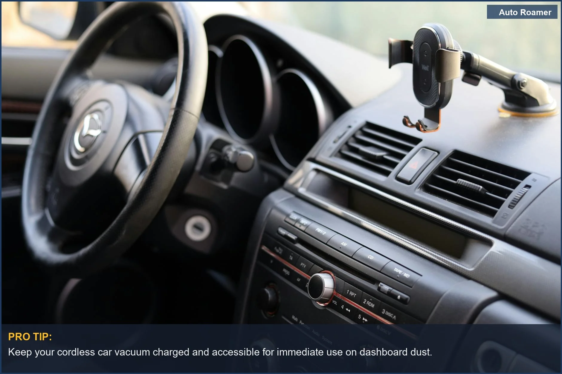 Primer plano del salpicadero del coche con volante y soporte para teléfono, perfecto para obtener información sobre herramientas de limpieza automotriz.