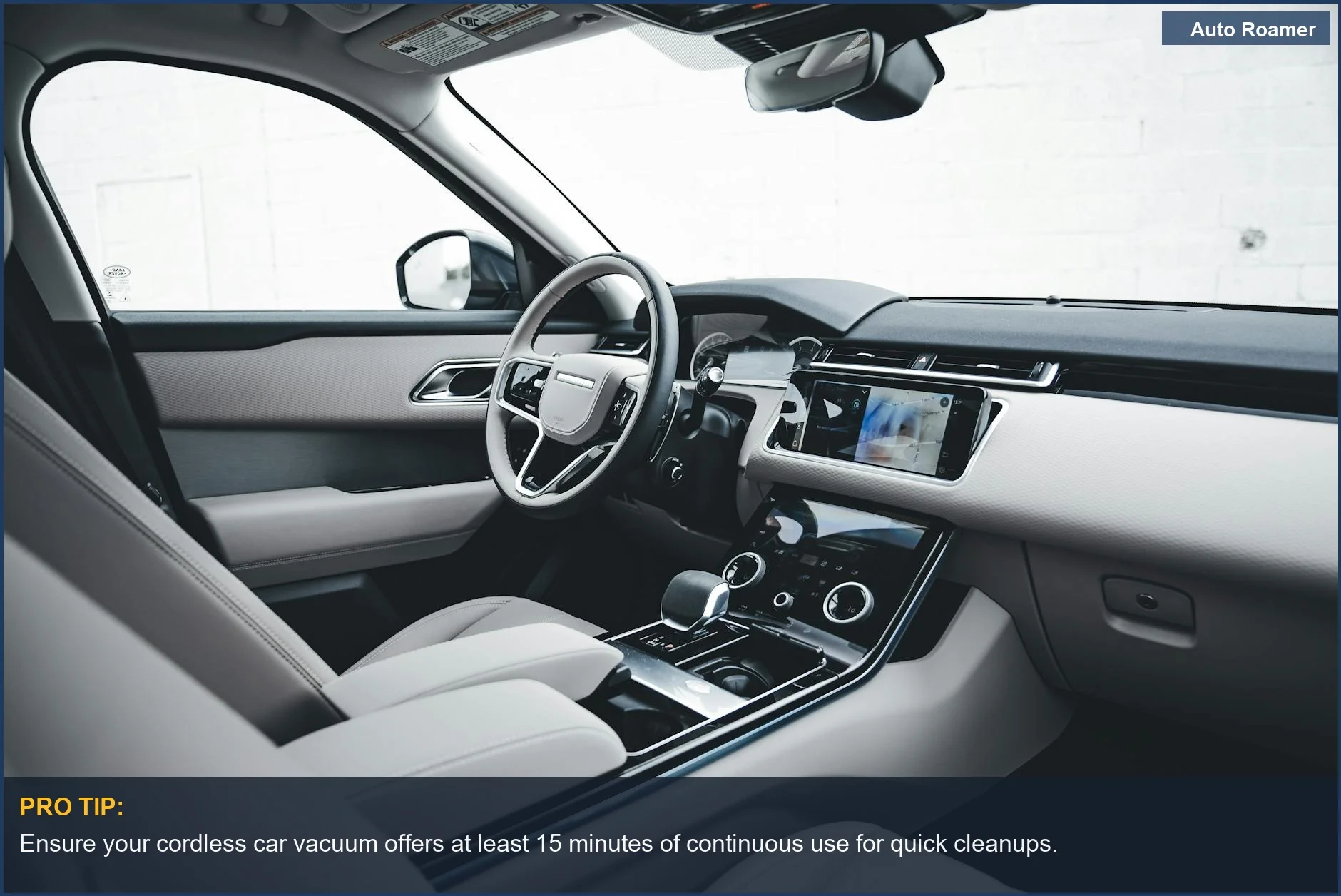 Elegante interior de coche de lujo resalta la tecnología avanzada, ideal para comparar características de aspiradores de coche sin cable.