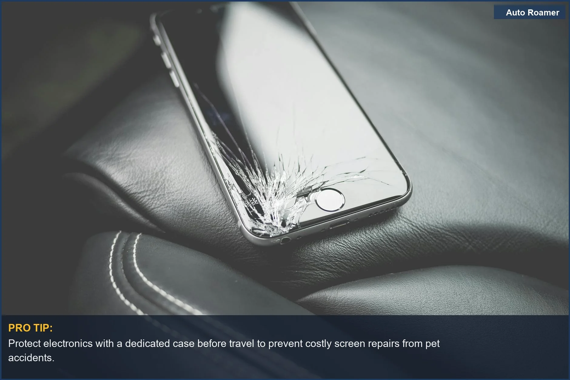 Smartphone roto en el asiento del coche, mostrando el impacto de los daños de mascotas en los costos del interior del coche.