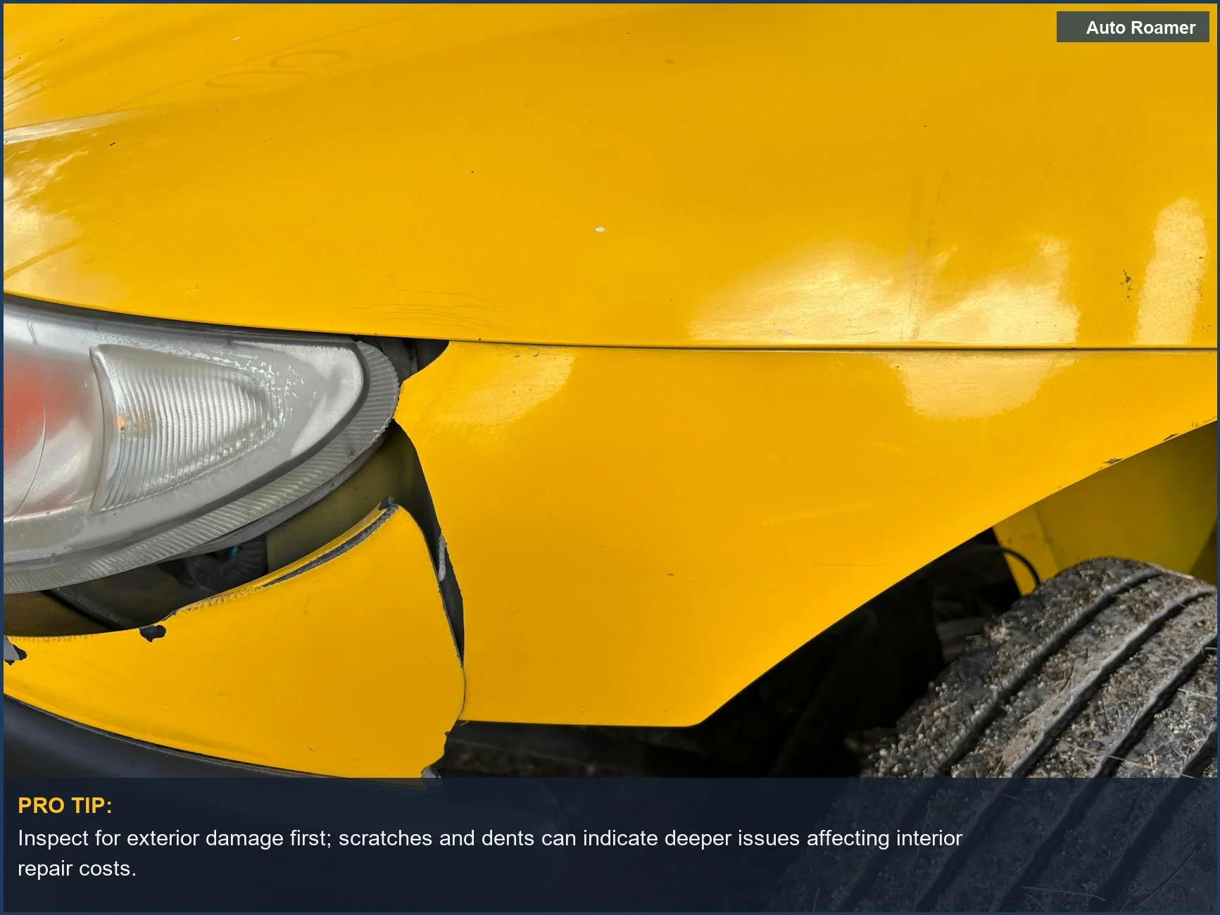 Daño en el parachoques de un coche amarillo, ilustrando el costo de reparar daños de mascotas en el exterior del coche.