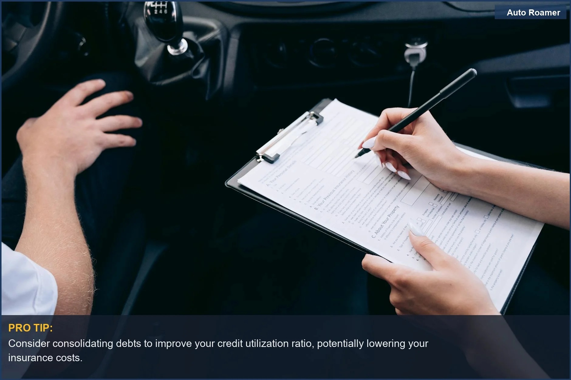 Persona escribiendo en un portapapeles dentro de un coche, explorando si el crédito afecta las primas del seguro de coche.