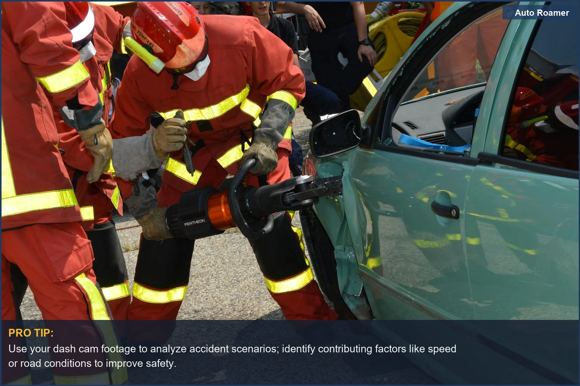 Bomberos practicando rescate de accidente de coche, demostrando el papel crítico que juegan las dash cams en el análisis posterior a accidentes.