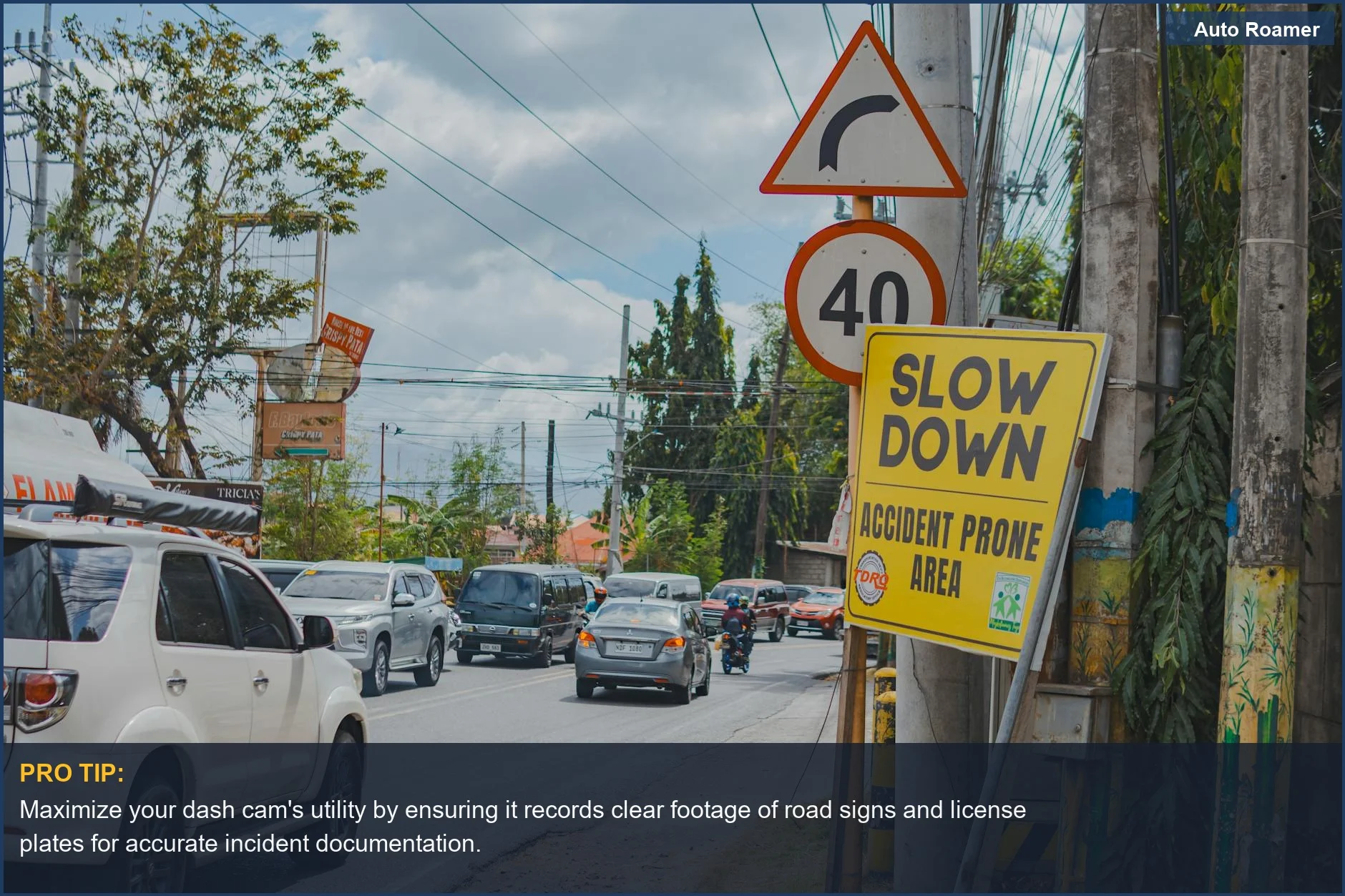 Congestión de tráfico urbano con señales de carretera, ilustrando la necesidad de ventajas de dash cam en la conducción en ciudades concurridas.