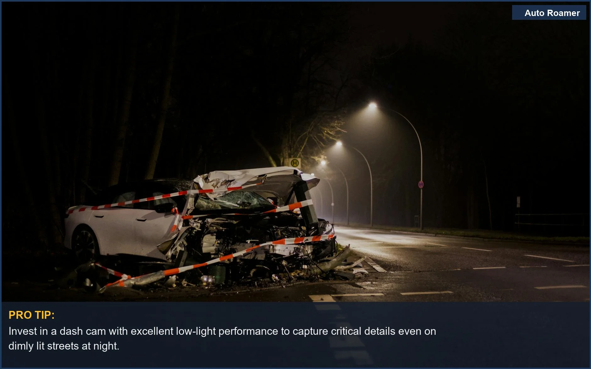 Coche destrozado por la noche en una calle con poca luz, un crudo recordatorio de las ventajas de las dash cam en la grabación de accidentes con poca luz.