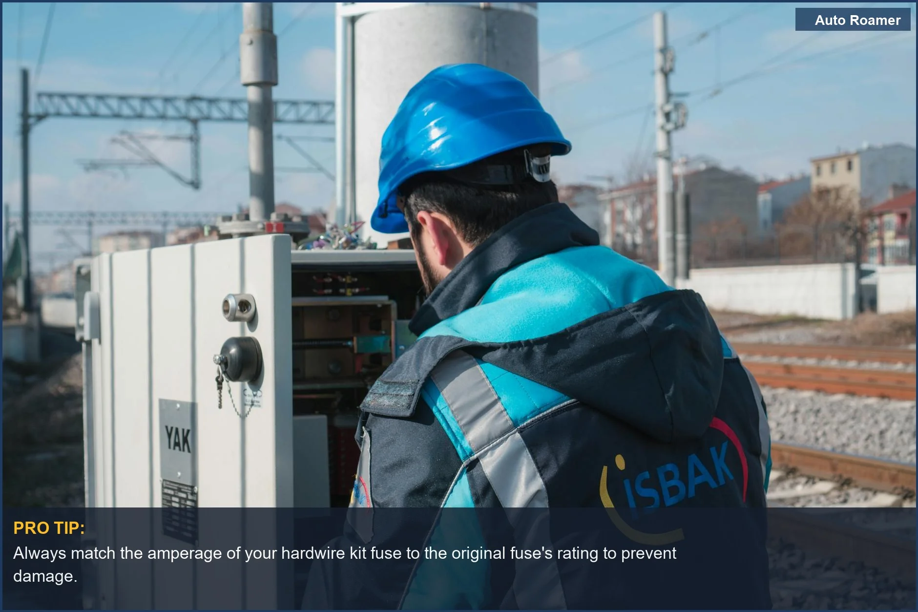 Ingeniero inspeccionando una caja de fusibles de ferrocarril, ilustrando la importancia de los fusibles correctos para el kit de cableado en aplicaciones automotrices.