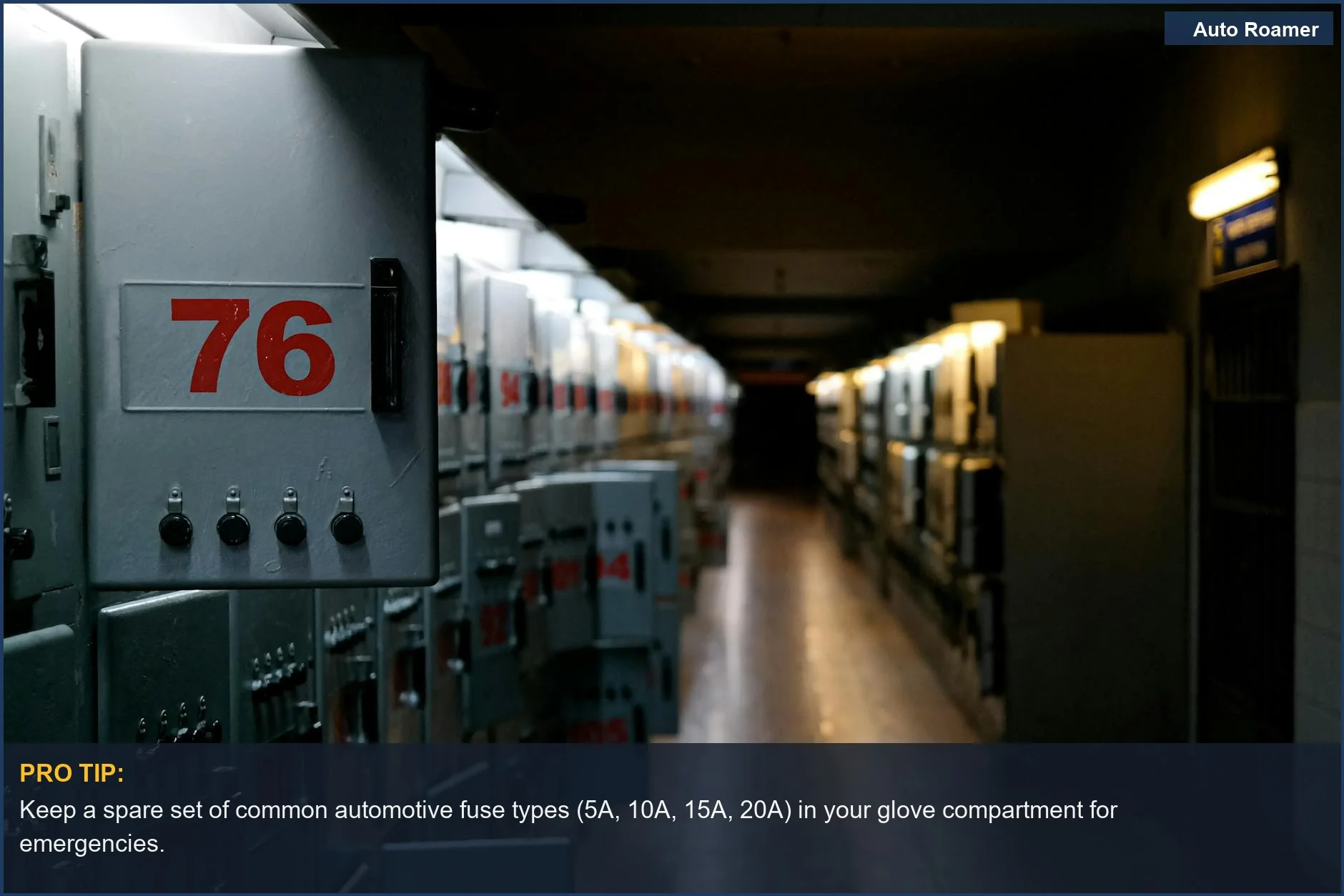 Sala de control industrial tenuemente iluminada con tipos de fusibles automotrices etiquetados para seleccionar el fusible correcto para el kit de cableado de la dash cam.