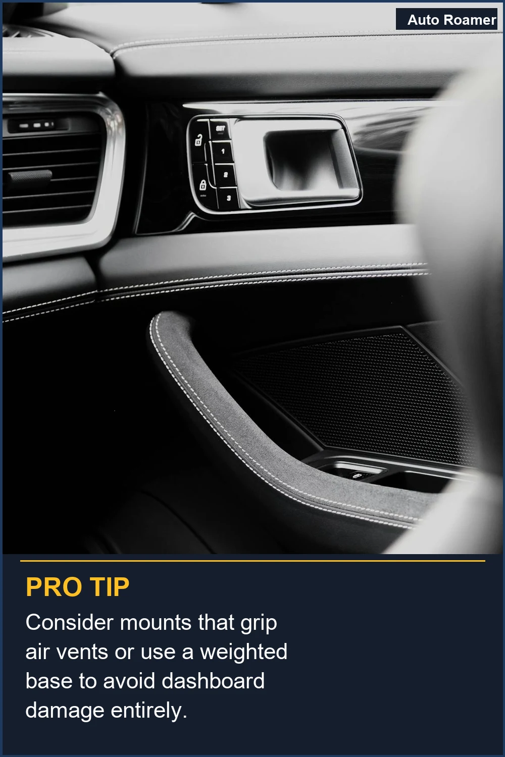 Considera soportes que se sujetan a las rejillas de ventilación o utilizan una base con peso para evitar por completo los daños en el salpicadero.