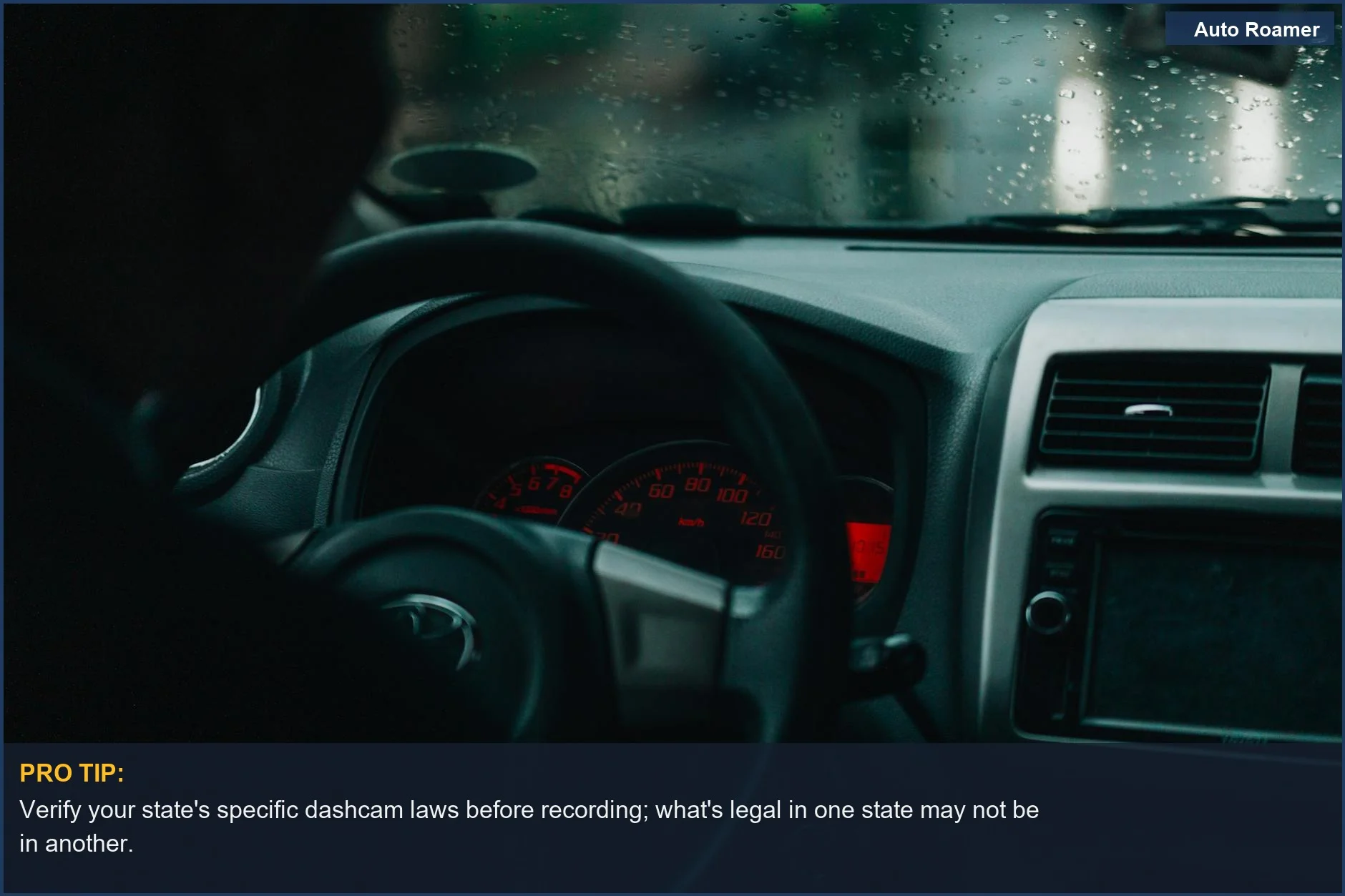 Tablero de un coche con gotas de lluvia en el parabrisas, sugiriendo consideraciones legales para el uso de dashcam en diversas condiciones climáticas.