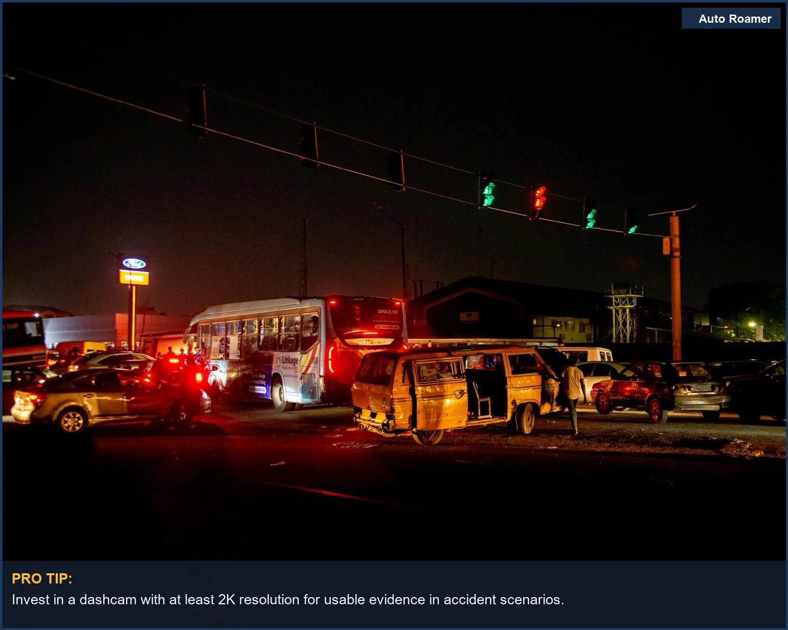 Parabrisas de coche destrozado tras un accidente, enfatizando la necesidad de funciones de cámara de coche de alta resolución para pruebas.