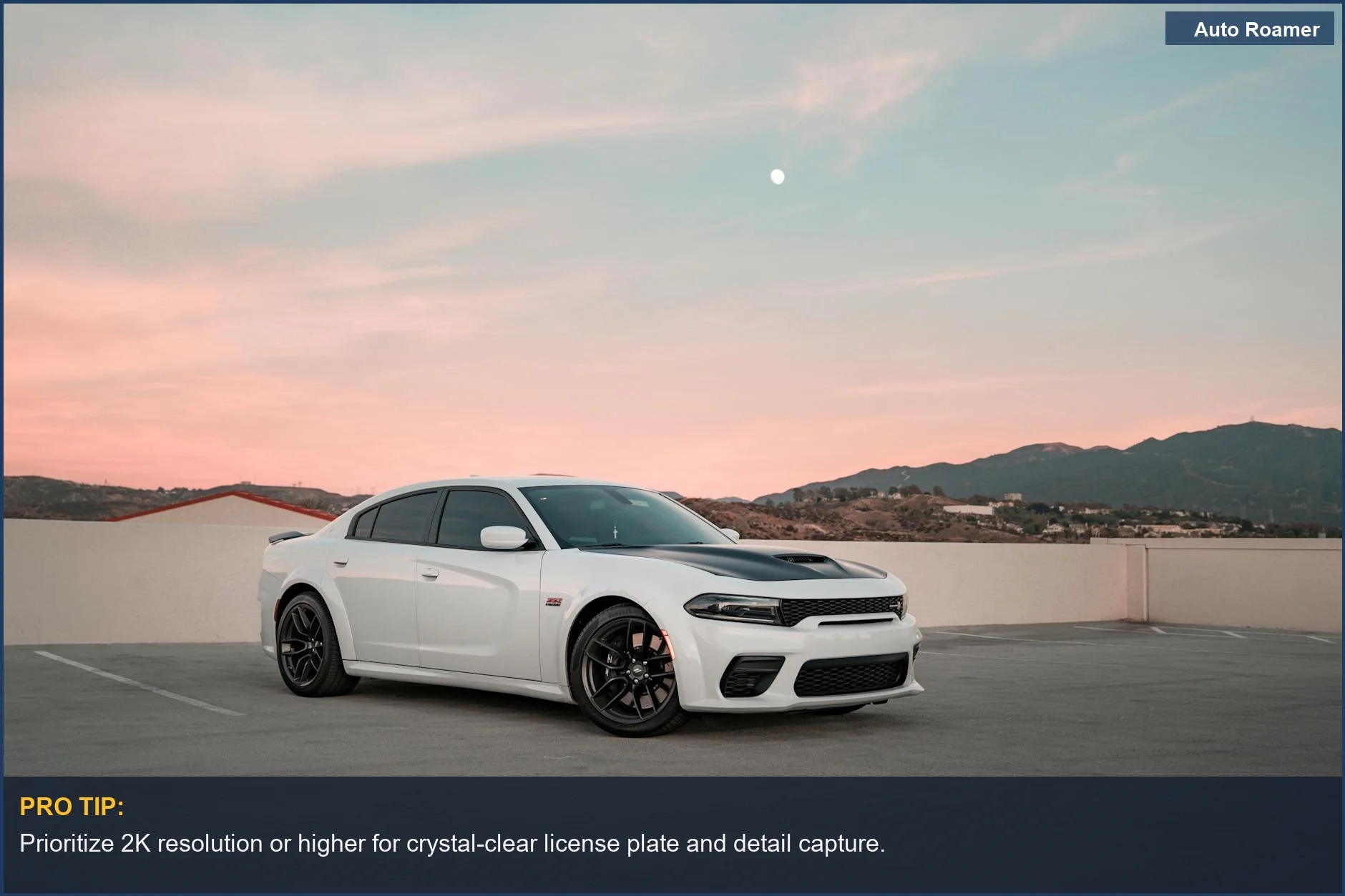 Elegante coche blanco al atardecer sereno, ilustrando la importancia de imágenes claras de la cámara de coche para la conducción diaria.