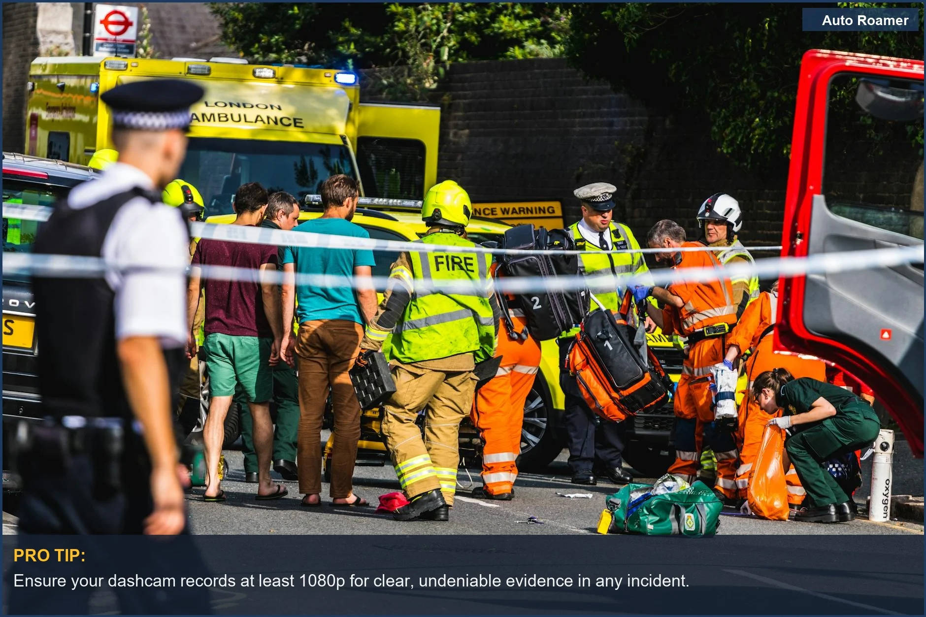 La cámara de coche captura la escena de un accidente, mostrando a los servicios de emergencia ayudando en un incidente en una calle de Londres con un letrero de metro.