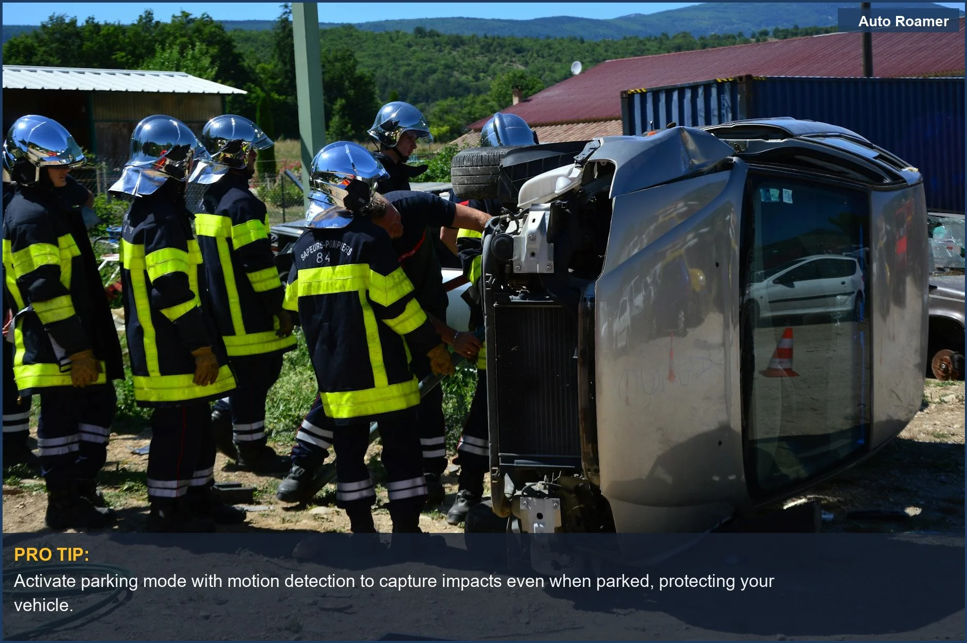 Bomberos atienden un vehículo volcado, enfatizando la necesidad del modo de aparcamiento de la cámara de coche para capturar incidentes no vistos.