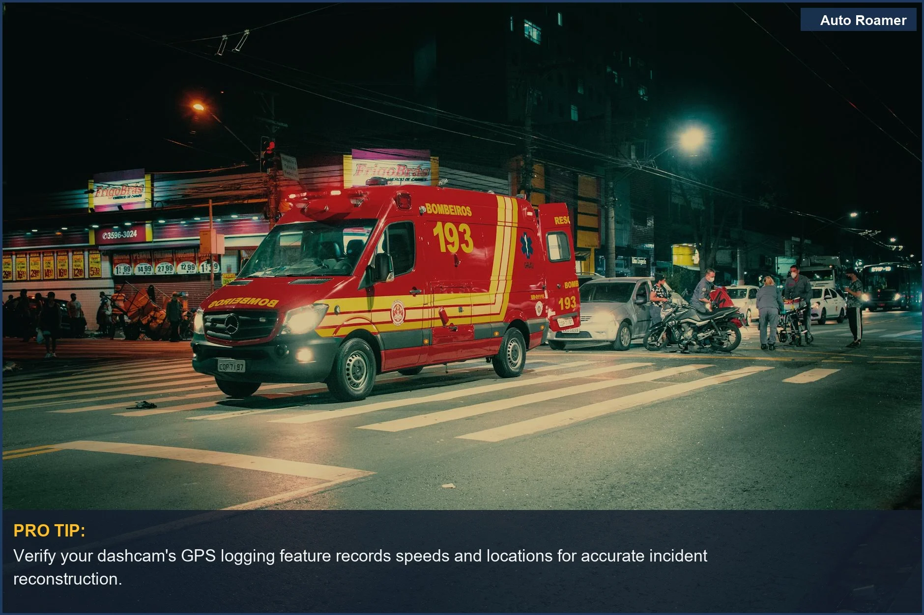 Vehículo de emergencia rojo cerca de un accidente de coche en una calle de la ciudad por la noche, lo que demuestra que el registro GPS de la cámara de coche es esencial.