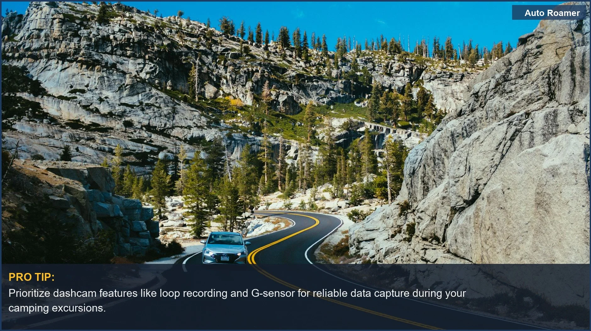 Coche en una carretera de montaña sinuosa rodeado de árboles, mostrando las características principales de la cámara de salpicadero para acampar y viajes por carretera.