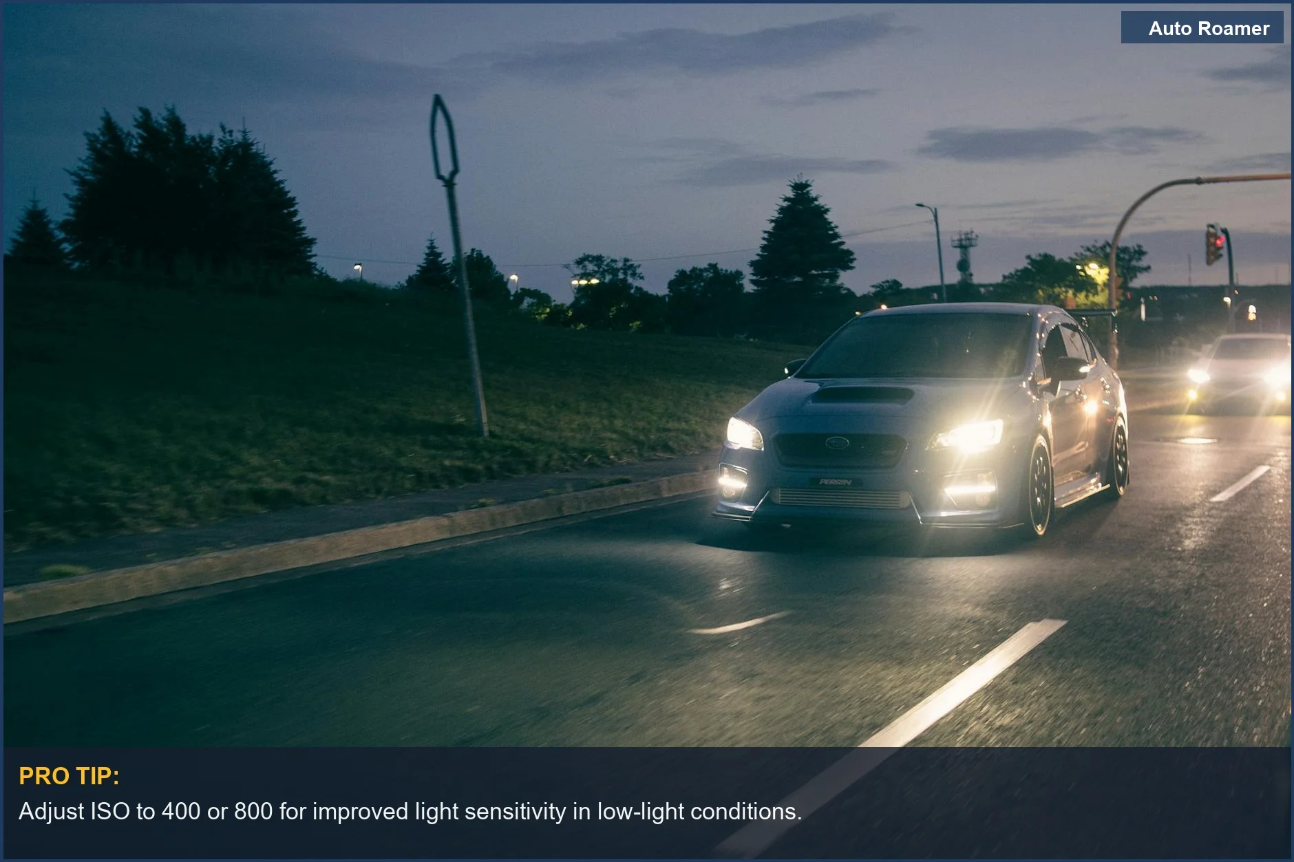 Subaru WRX conduciendo al anochecer en una calle de la ciudad, demostrando los ajustes de poca luz de la dashcam para viajes nocturnos.