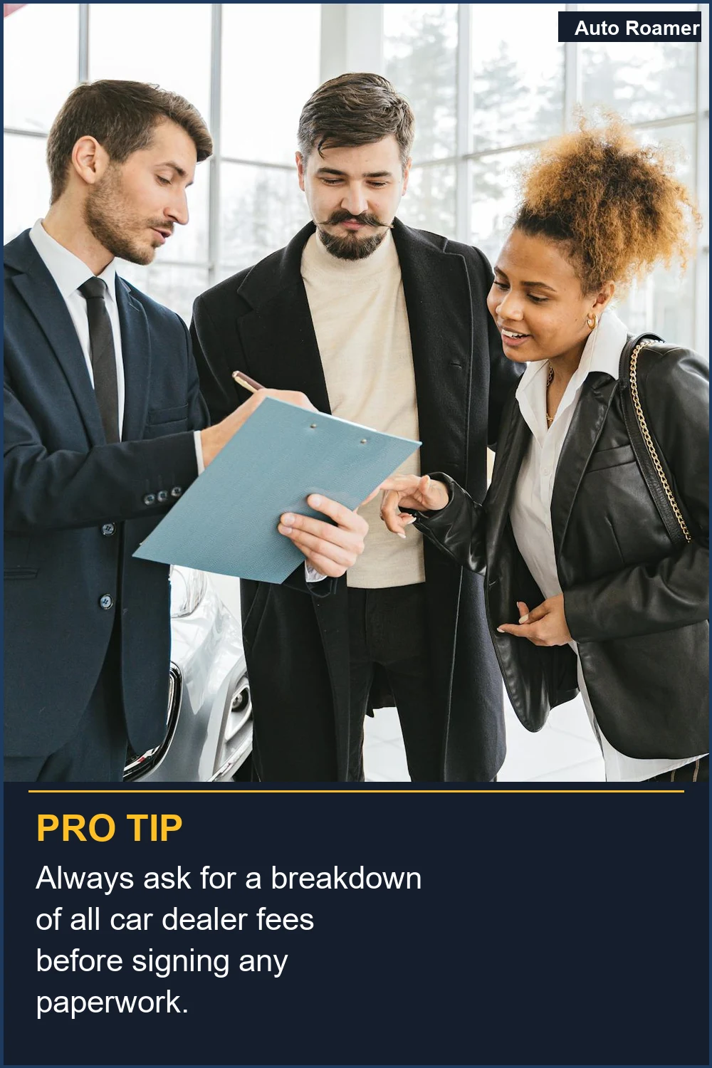 Siempre solicite un desglose de todas las tarifas del concesionario de automóviles antes de firmar cualquier papeleo.
