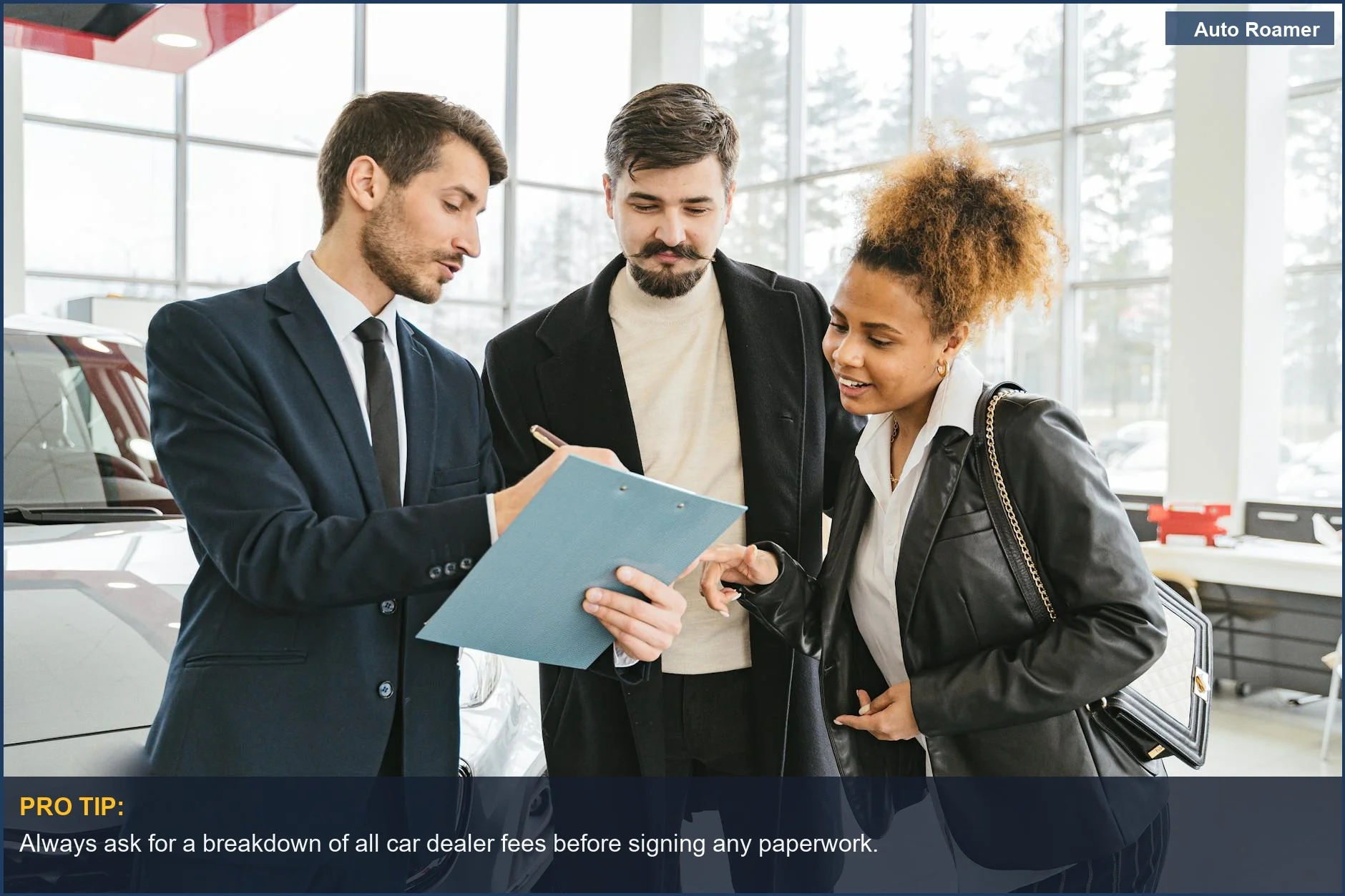 Profesionales de negocios en un concesionario moderno discuten detalles y precios de compra de automóviles.