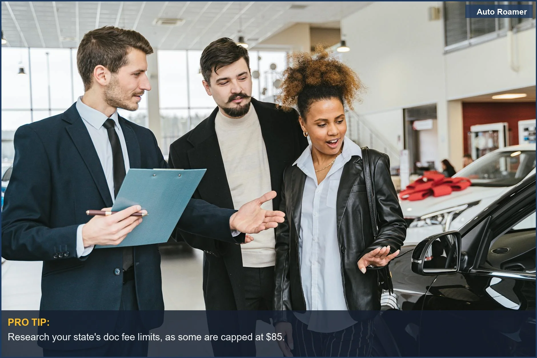Grupo diverso de adultos en un concesionario luminoso considerando diferentes opciones de vehículos.
