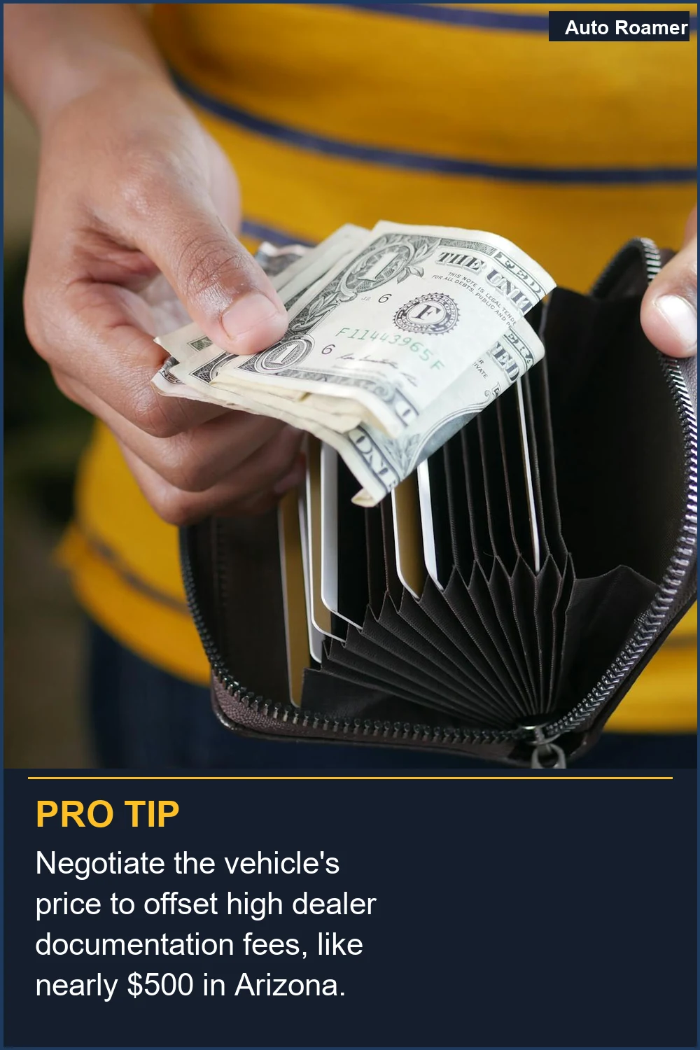 Negocie el precio del vehículo para compensar las altas tarifas de documentación del concesionario, como casi $500 en Arizona.