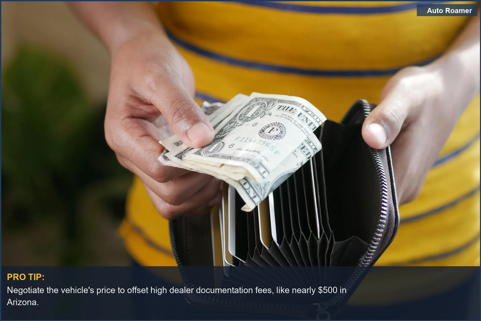 Primer plano de manos sosteniendo billetes de dólares estadounidenses y una billetera, que representan los costos de compra de automóviles.