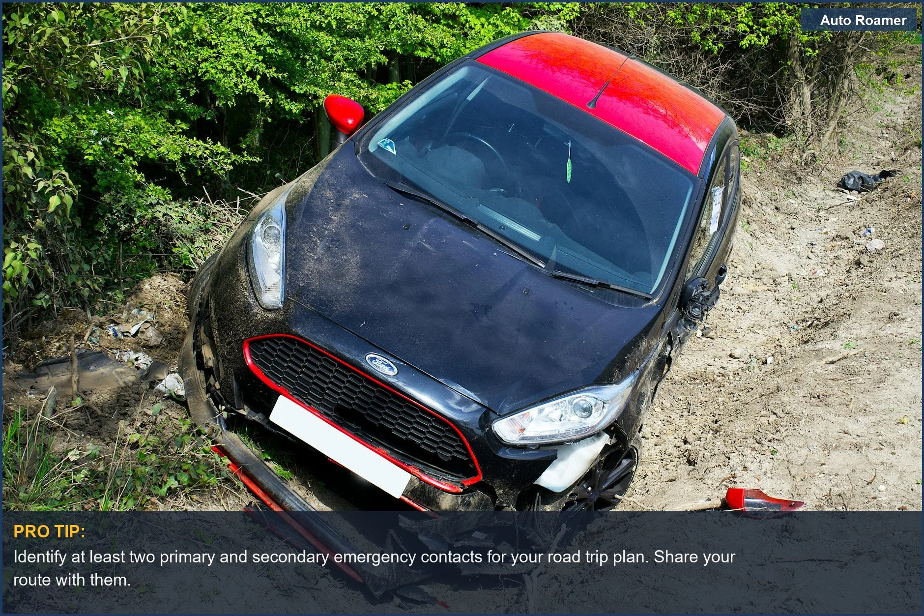 Un coche dañado en un camino de tierra del Reino Unido resalta la importancia de la planificación previa para emergencias y peligros en viajes familiares por carretera.