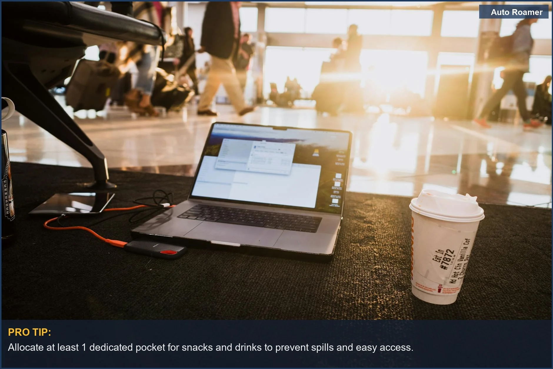 Portátil y café en el suelo del aeropuerto, ilustrando la necesidad de un equipaje de viaje para bebés práctico para padres en movimiento.